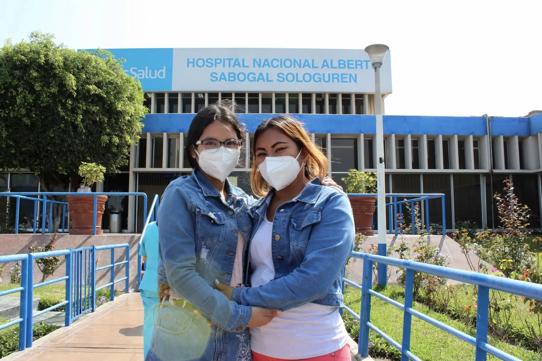 Menor de 12 años regresó a su casa a continuar su vida al lado de su madre. Ella superó la cirugía de especialistas del Hospital Nacional Alberto Sabogal que le extrajeron dos quistes ováricos. ANDINA/ EsSalud.