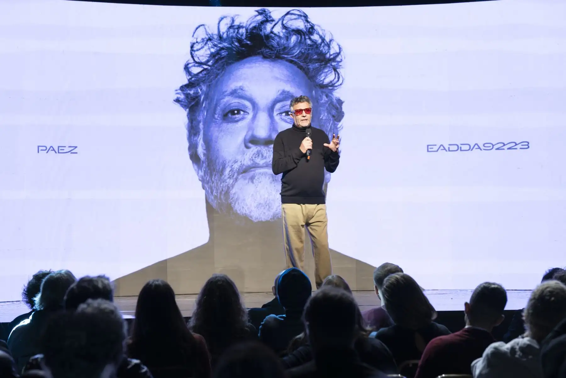 El argentino Fito Páez lanzó este martes su nuevo trabajo, "EADDA9223", en el que ha vuelto a grabar, junto a artistas como Elvis Costello, Chico Buarque, Andrés Calamaro, Lali Espósito, Nicki Nicole y Estrella Morente, los temas de su más exitoso álbum, "El amor después del amor", el más vendido del pop rock argentino, tres décadas después de su publicación. Foto: EFE/Sony Music