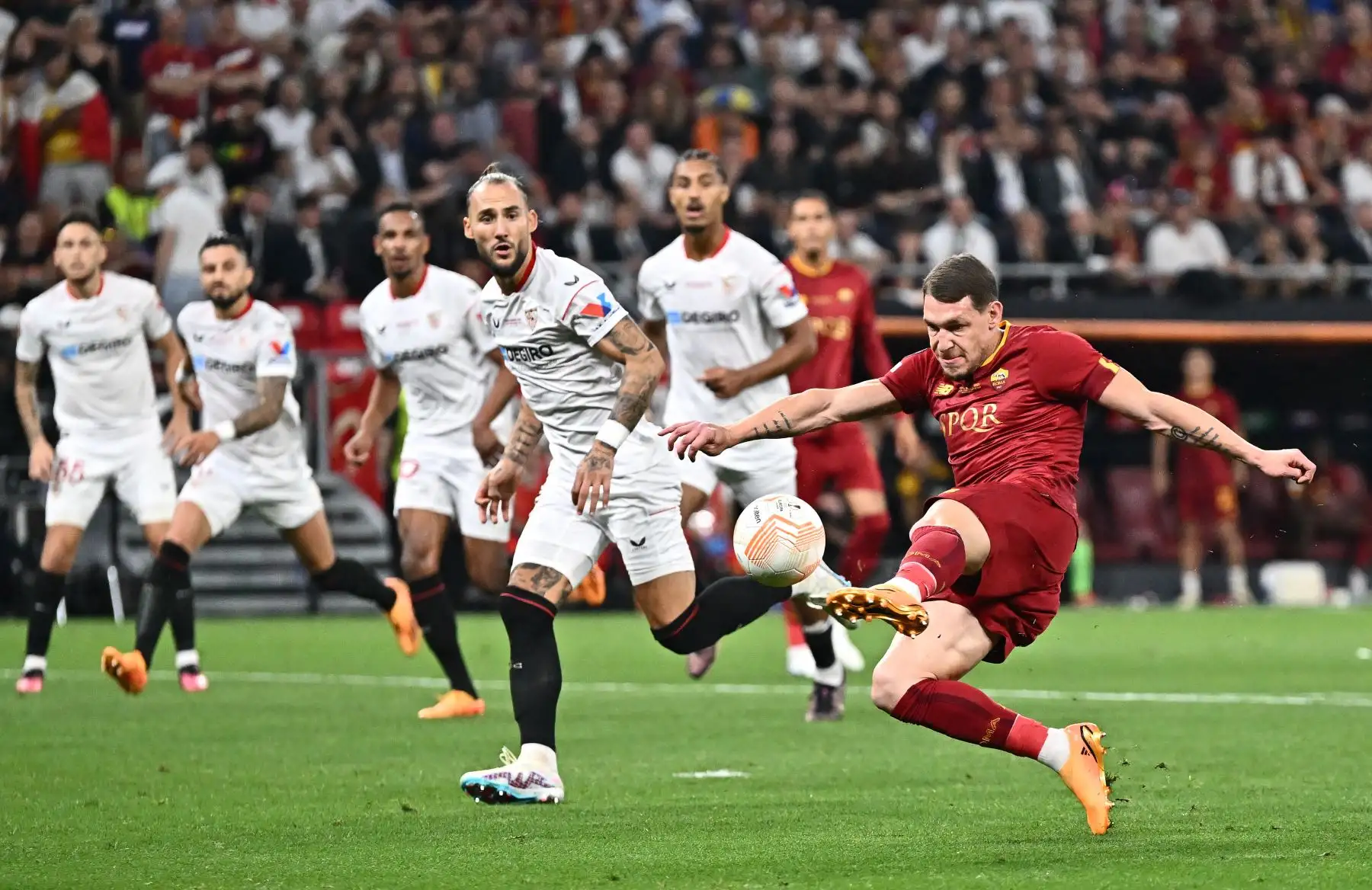 El delantero italiano del AS Roma, Andrea Belotti (derecha), dispara durante el partido de fútbol final de la UEFA Europa League entre el Sevilla FC y el AS Roma en el Puskas Arena de Budapest, Hungría, el 31 de mayo de 2023.
Foto: AFP