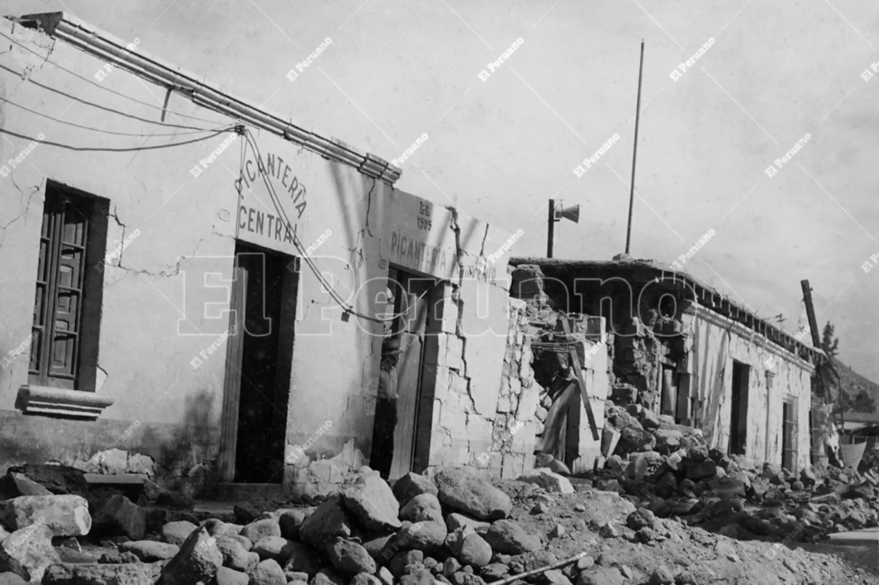 Arequipa - 15 enero 1960 / Los distritos arequipeños han sido tanto o  más afectados que la parte central de la ciudad. Las piedras del sillar en las calles dan una idea de la magnitud del terremoto.  Foto: Archivo Histórico de El Peruano