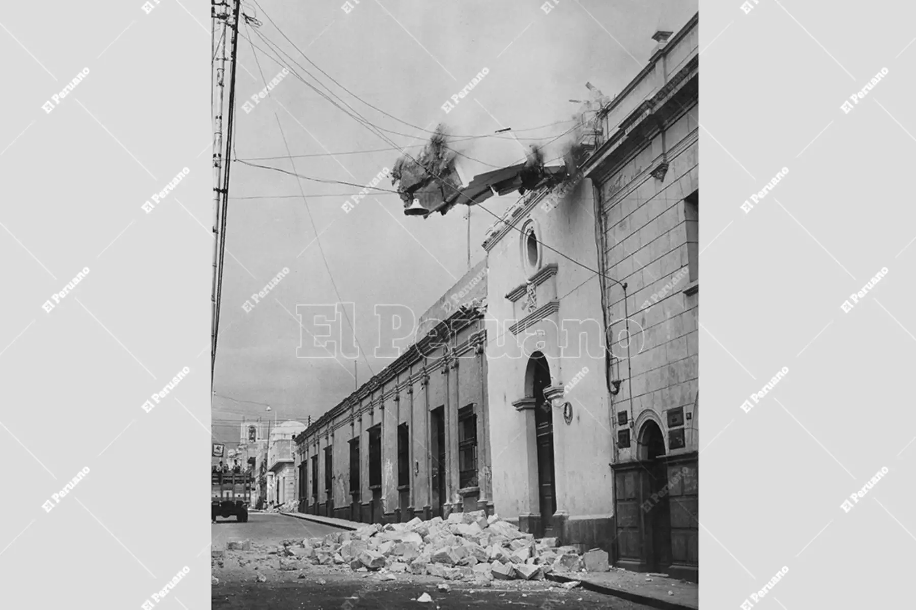 Arequipa - 15 enero 1960 / Preciso instante del derrumbe de los sillares de la parte superior de un edificio céntrico.  La Ciudad Blanca fue sacudida por un violeto terremoto la mañana del 13 de enero. Foto: Archivo Histórico de El Peruano / José Risco
