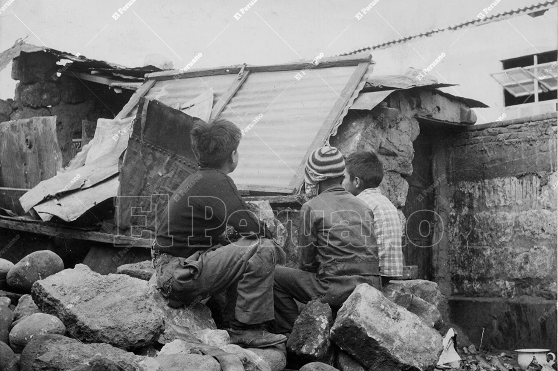 Arequipa - 14 enero 1960 / Tres niños contemplan su casa en escombros. La Ciudad Blanca fue sacudida por un violento terremoto la mañana del 13 de enero. Foto: Archivo Histórico de El Peruano