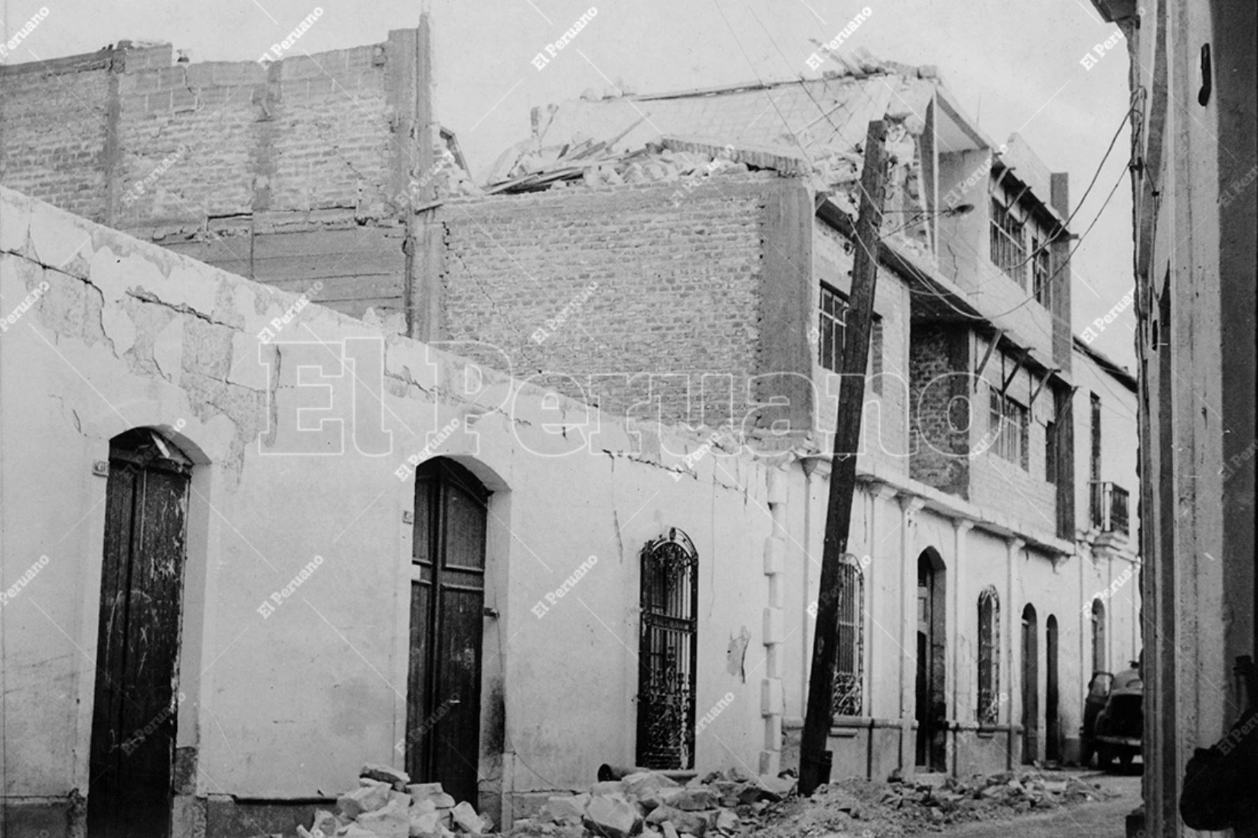Arequipa - 14 enero 1960 / Varias viviendas a punto de derrumbarse en una calle principal del centro tras el terremoto que sacudió de la Ciudad Blanca. Foto: Archivo Histórico de El Peruano