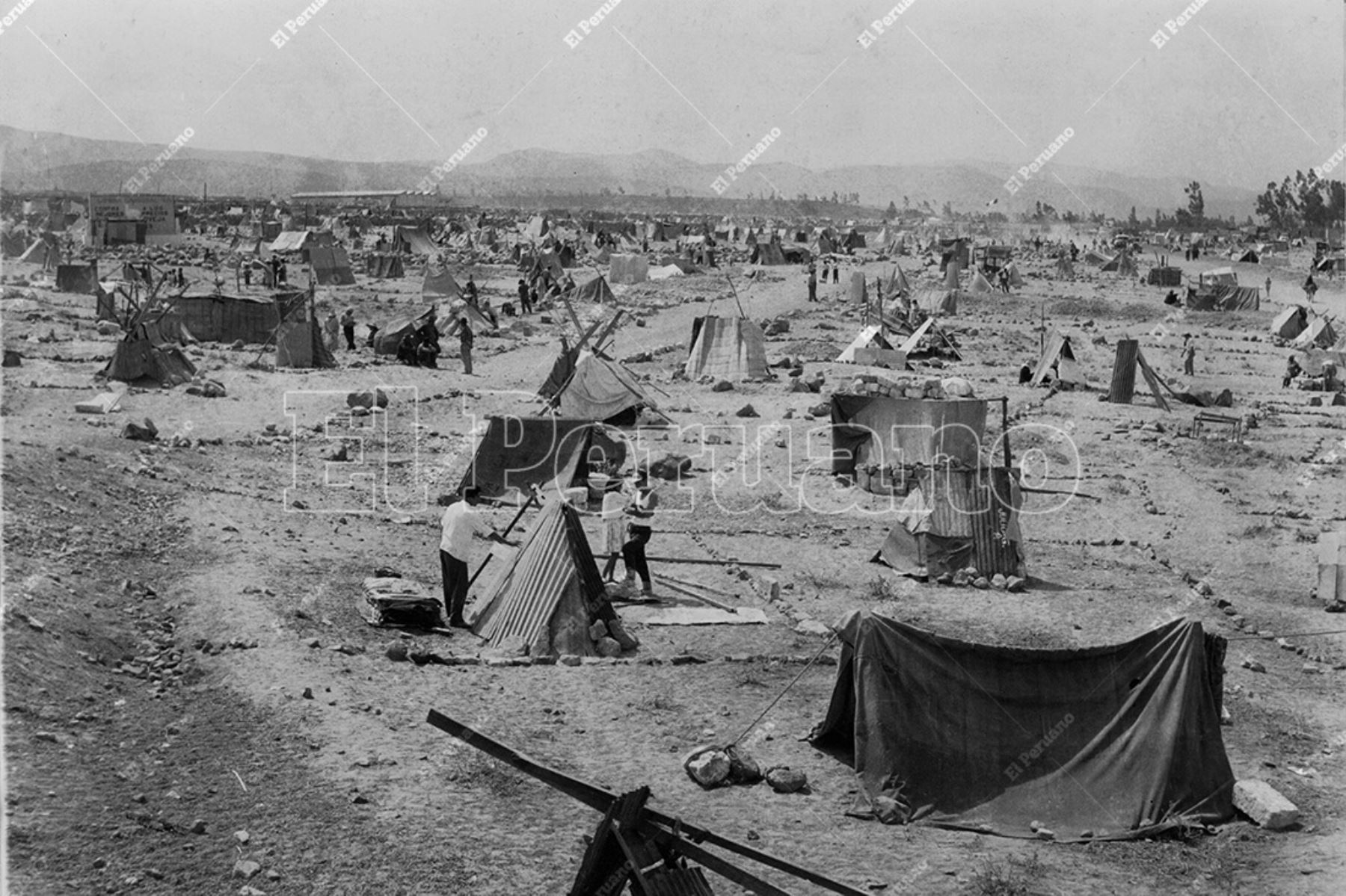 Arequipa - 21 enero 1960 / Numerosas carpas improvisadas por pobladores ante el derrumbe de sus viviendas.  La Ciudad Blanca fue sacudida por un violento terremoto la mañana del 13 de enero. Foto: Archivo Histórico de El Peruano