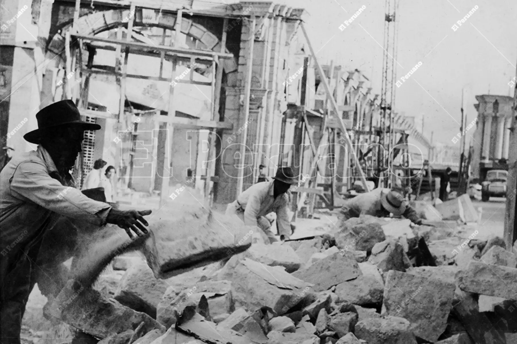Arequipa - 14 enero 1960 / trabajadores de las cuadrillas municipales prestan colaboración en la tarea de despejar los escombros. La Ciudad Blanca fue sacudida por un violento terremoto la mañana del 13 de enero. Foto: Archivo Histórico de El Peruano / Félix Dávila