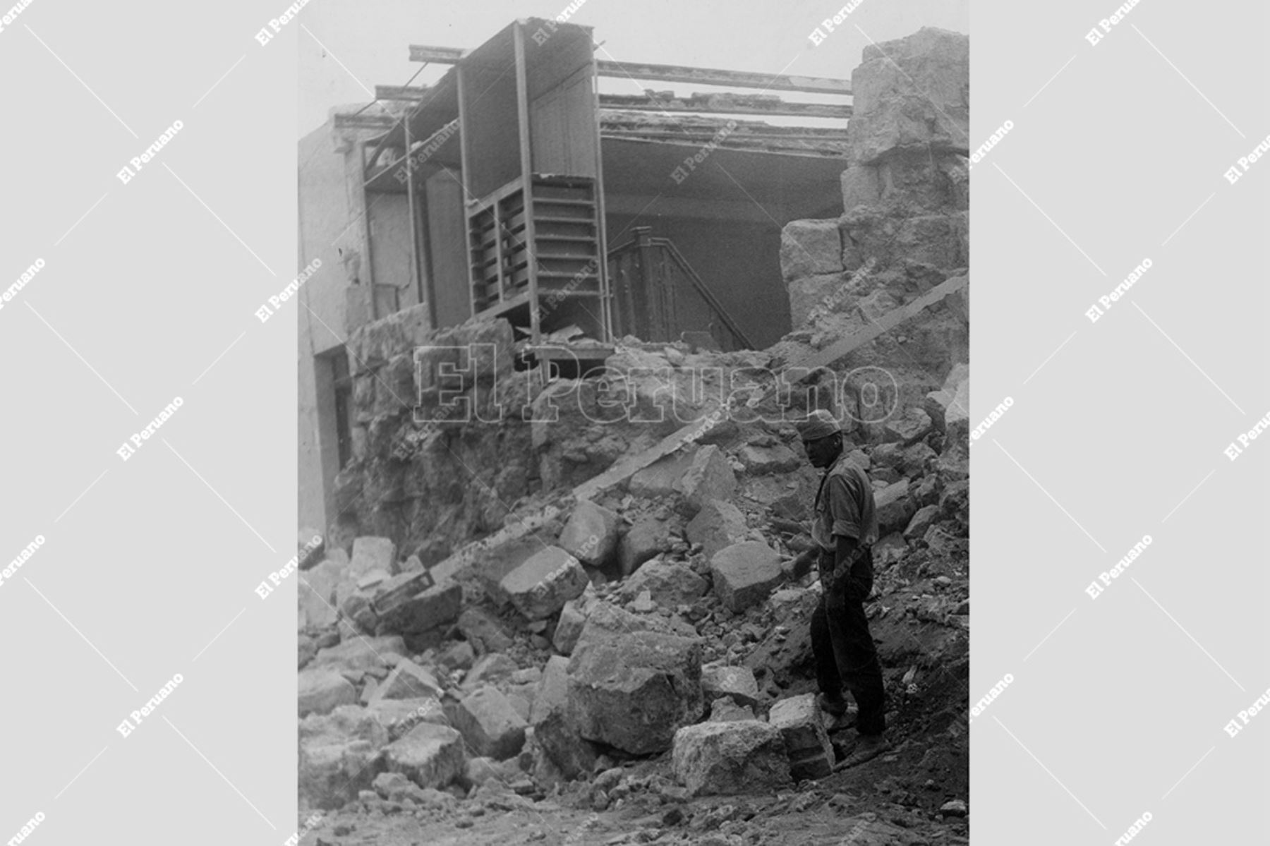 Arequipa - 15 enero 1960 / Una casa de departamentos construída con sillares en Tibaya se desplomó tras el  violento terremoto. Foto: Archivo Histórico de El Peruano
