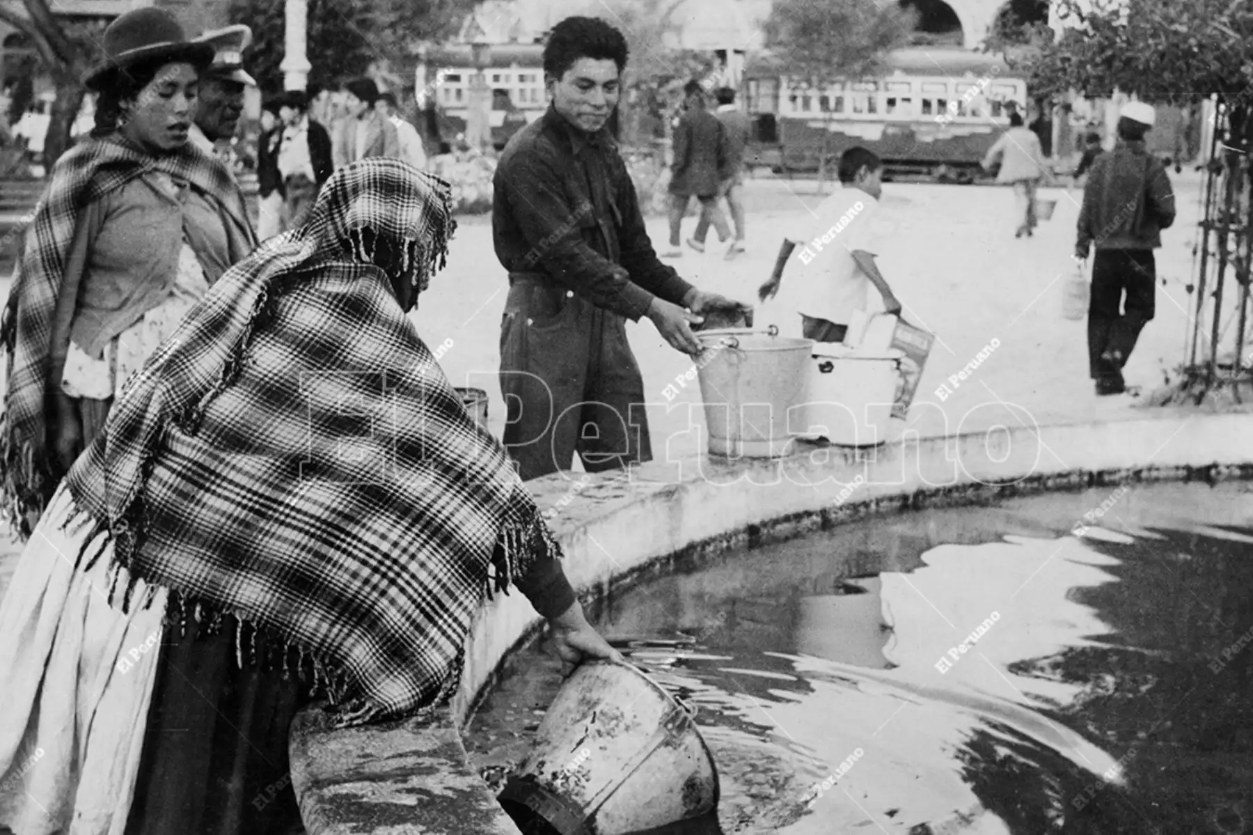 Arequipa - 14 enero 1960 /  Escasez de agua en la Ciudad Blanca tras el terremoto. Se calcula que la mitad de la población se encuentra sin el líquido elemento. Foto: Archivo Histórico de El Peruano