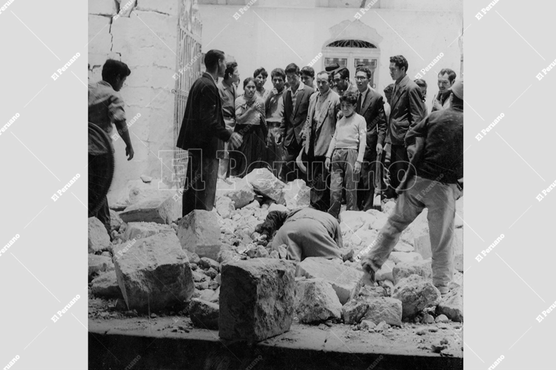 Arequipa - 14 enero 1960 / Una de las víctimas yace sobre los sillares que lo golpearon causándole la muerte. La Ciudad Blanca fue sacudida por un violento terremoto la mañana del 13 de enero. Foto: Archivo Histórico de El Peruano