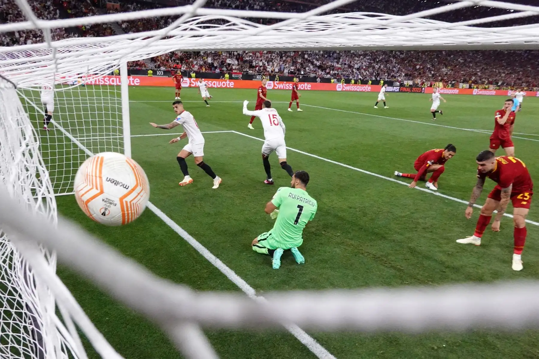 El portero portugués de la AS Roma, Rui Patricio (C), reacciona tras marcar el 1-1 con un gol en propia puerta del defensa italiano de la AS Roma, Gianluca Mancini (D), durante el partido final de la UEFA Europa League entre el Sevilla FC y la AS Roma en el Puskas Arena de Budapest. , Hungría el 31 de mayo de 2023.
Foto: AFP