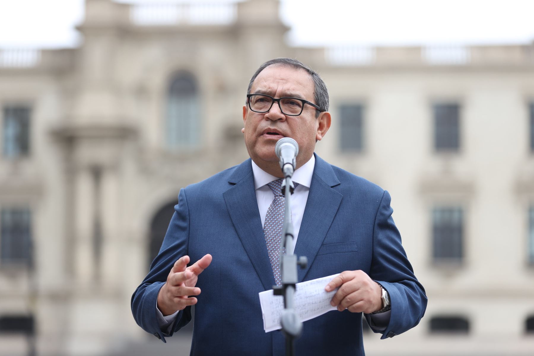 El jefe del gabinete Ministerial, Alberto Otárola, brinda declaraciones a la prensa nacional e internacional tras Consejo de Ministros.
Foto: PCM