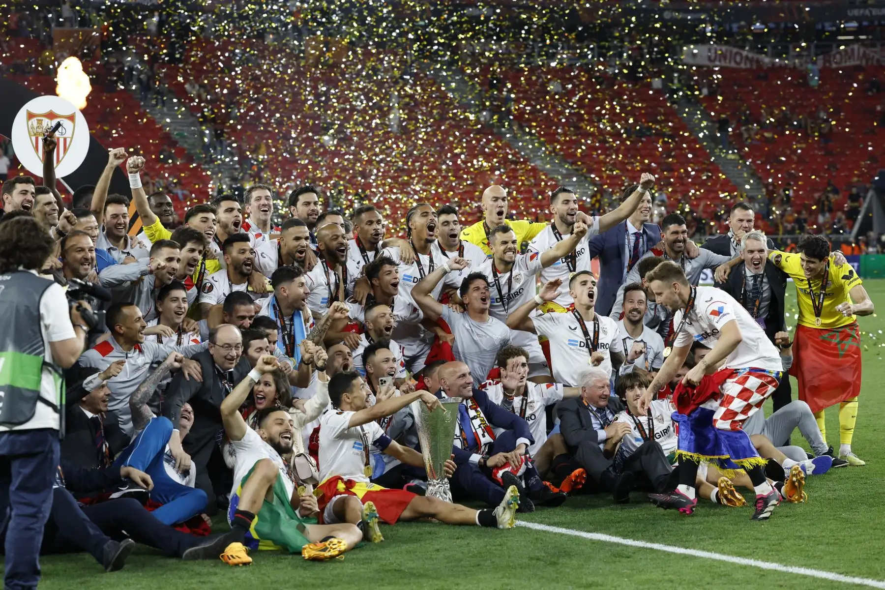 Los jugadores del Sevilla celebran el último gol conseguido en la tanda de penaltis para proclamarse campeones de la Europa League en el encuentro que han disputado este miércoles frente a la Roma en el Puskas Arena de Budapest.
Foto: EFE