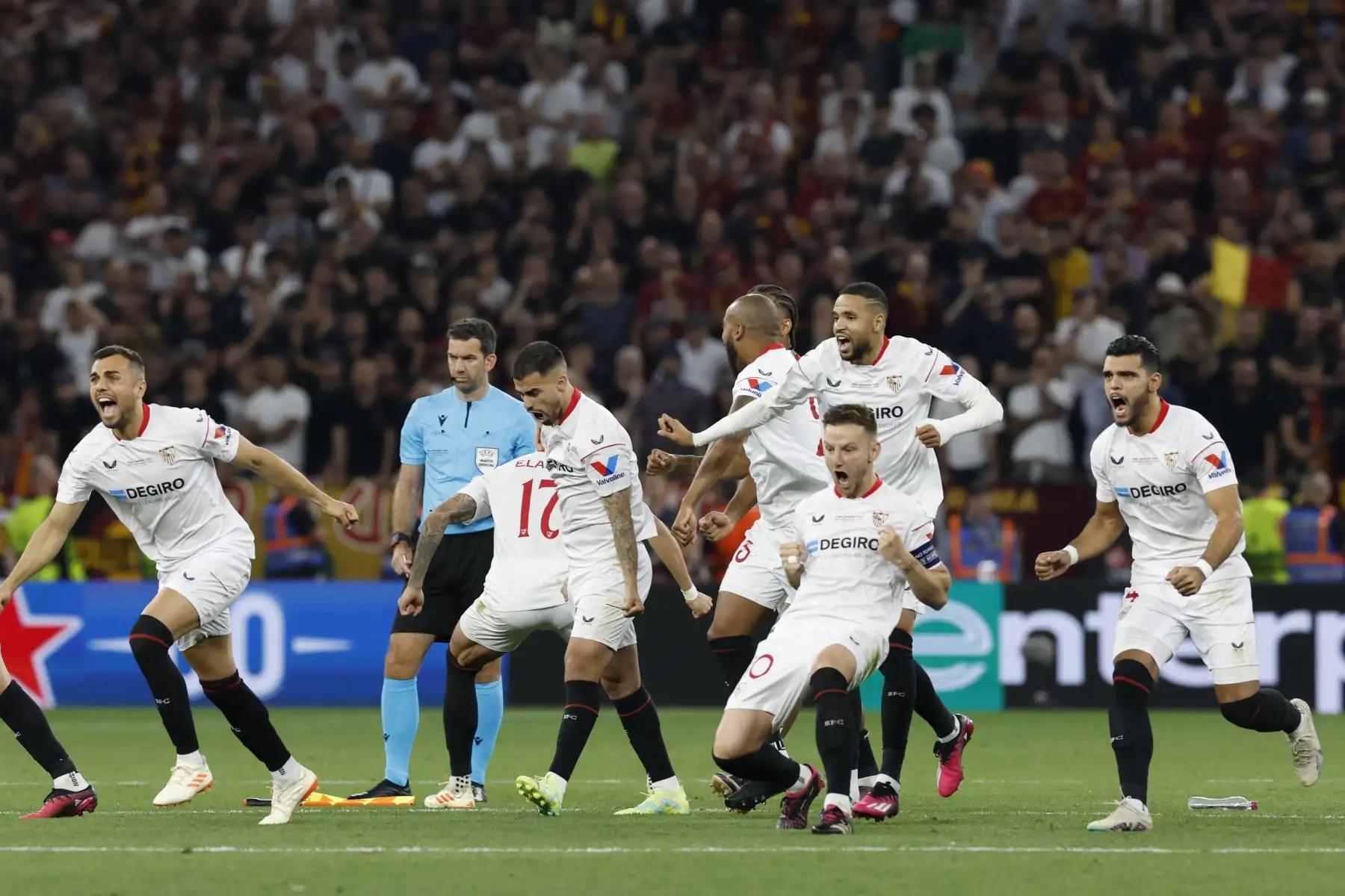 Los jugadores del Sevilla celebran el último gol conseguido en la tanda de penaltis para proclamarse campeones de la Europa League en el encuentro que han disputado este miércoles frente a la Roma en el Puskas Arena de Budapest.
Foto: EFE