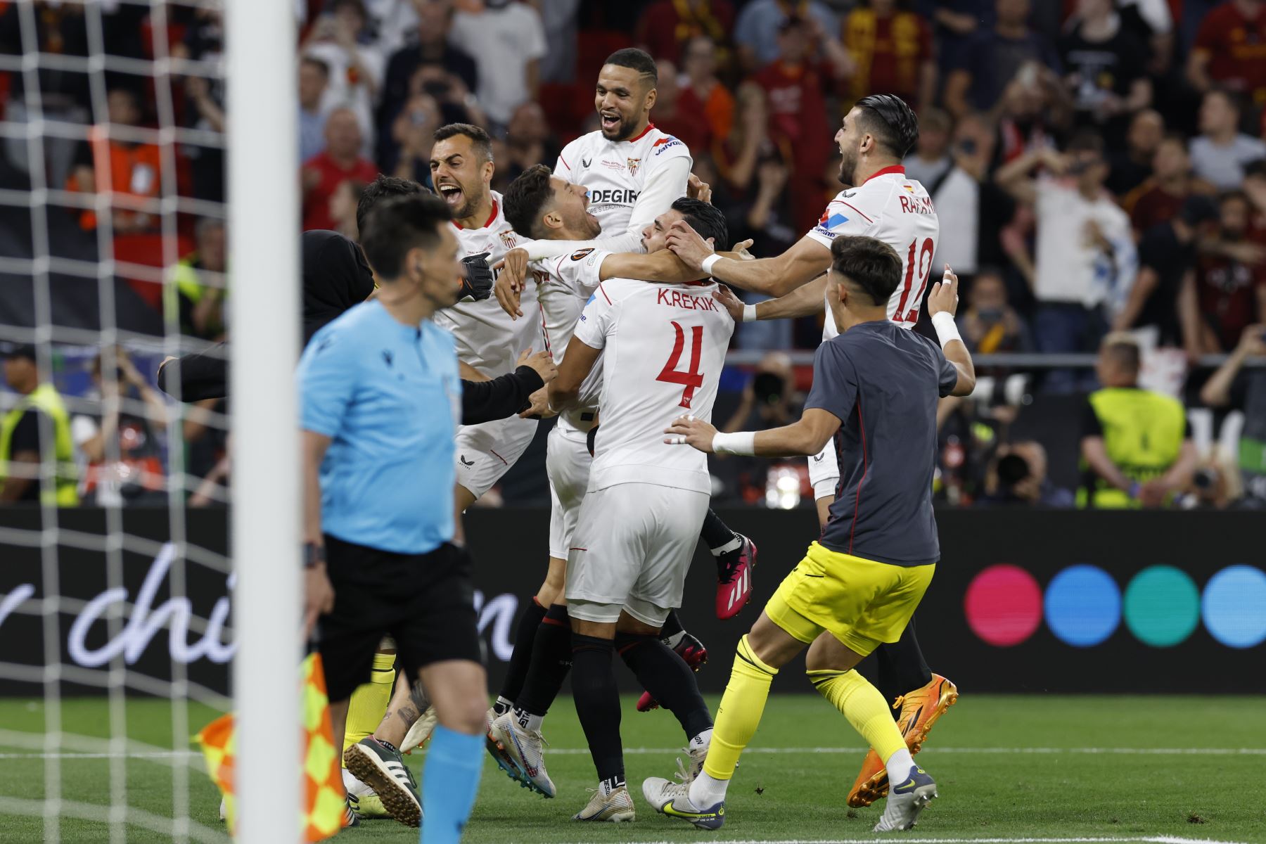 Los jugadores del Sevilla celebran su triunfo en la final de la Europa League tras derrotar a la Roma en la tanda de penaltis en el encuentro que han disputado este miércoles en el Puskas Arena de Budapest.
Foto: EFE