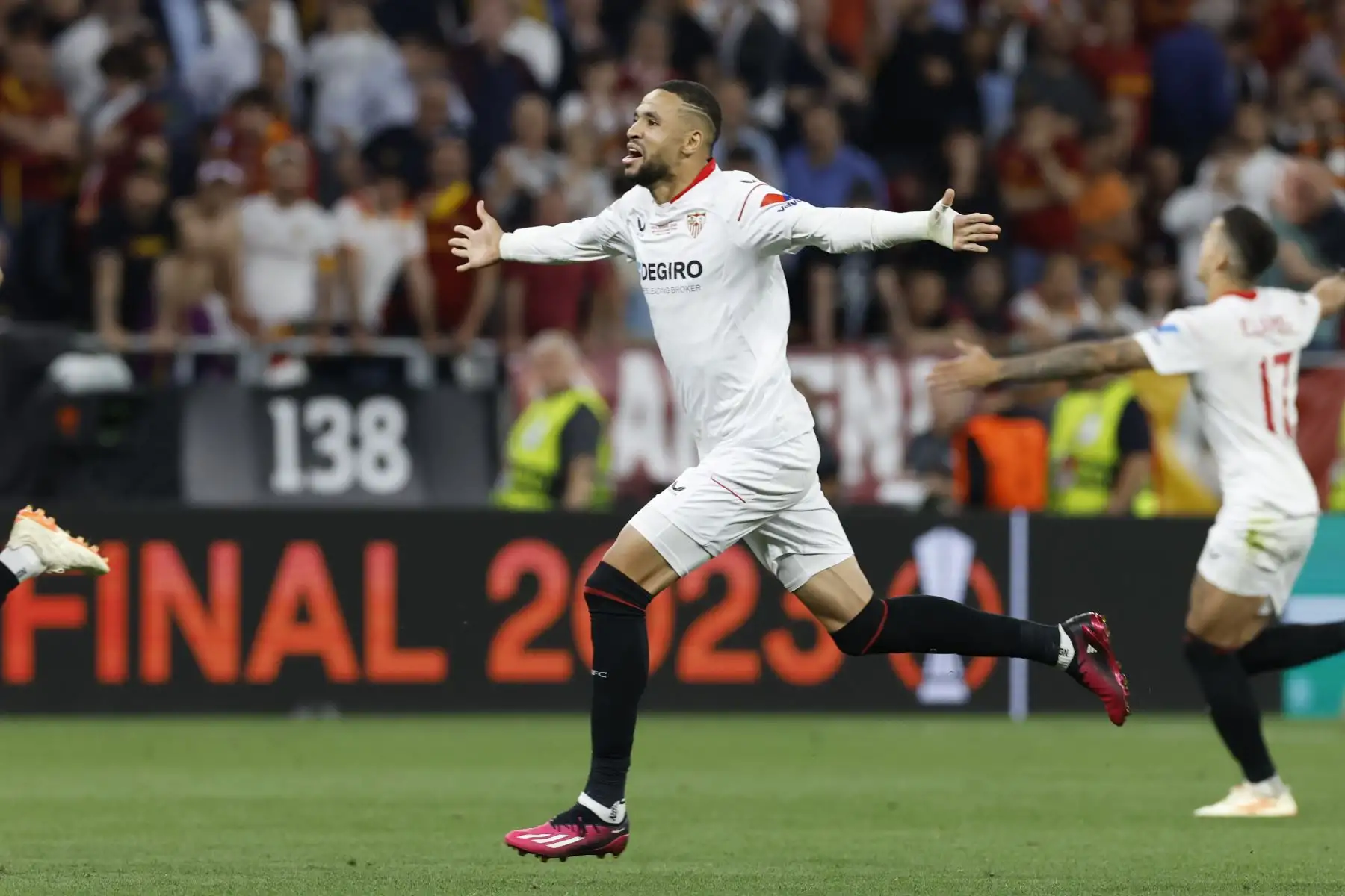 El delantero marroquí del Sevilla, Youssef En-Nesyri, celebra el último gol conseguido en la tanda de penaltis para proclamarse campeones de la Europa League en el encuentro que han disputado este miércoles frente a la Roma en el Puskas Arena de Budapest.
Foto: EFE