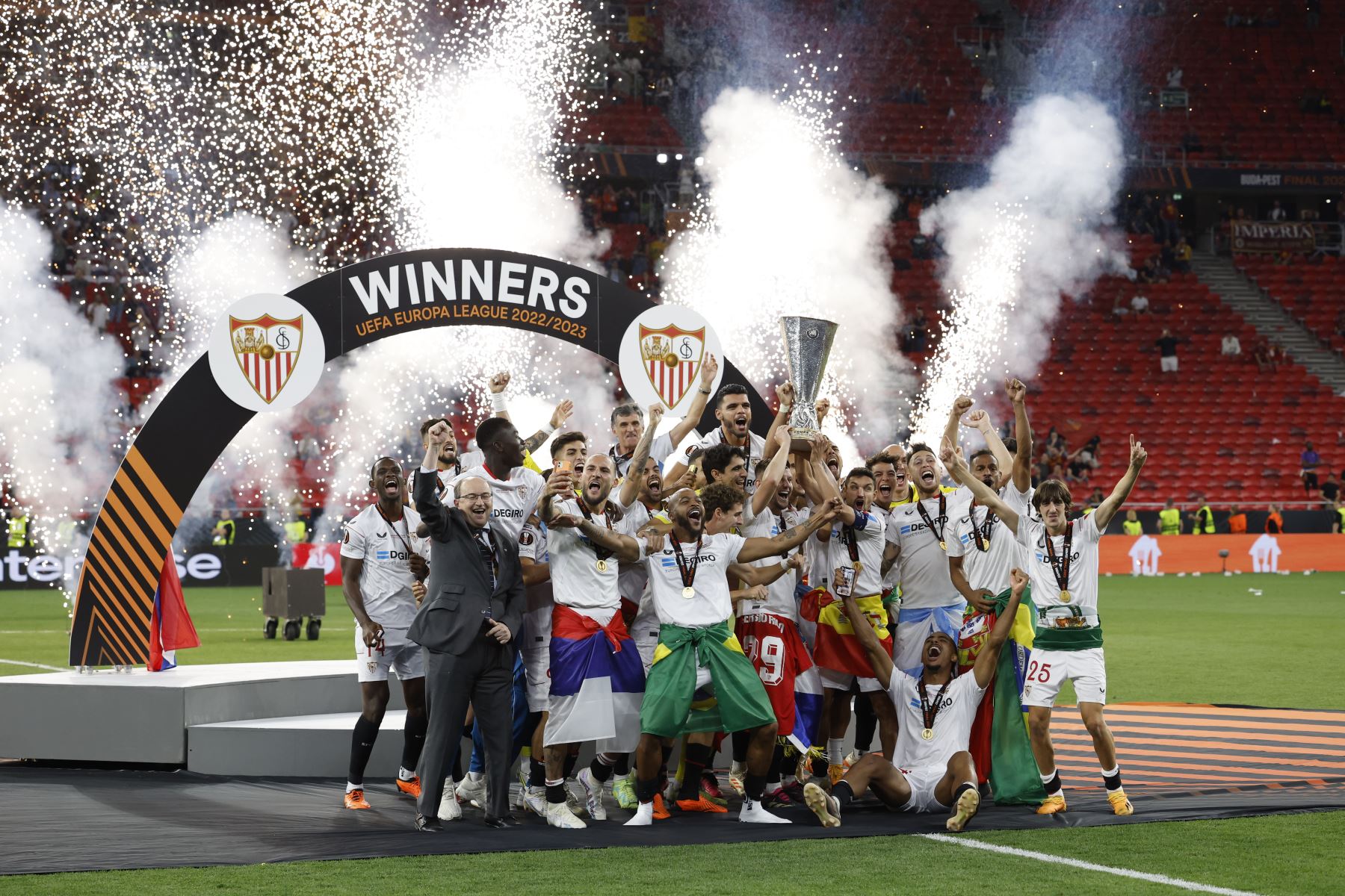 Los jugadores del Sevilla celebran su triunfo en la final de la Europa League tras derrotar a la Roma en la tanda de penaltis en el encuentro que han disputado este miércoles en el Puskas Arena de Budapest.
Foto: EFE