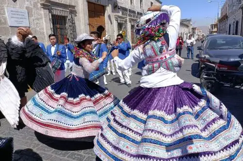 El buen ritmo y el color se apoderaron de la plaza de Armas de la ciudad de Arequipa. Foto: ANDINA/cortesía Rocío Méndez.