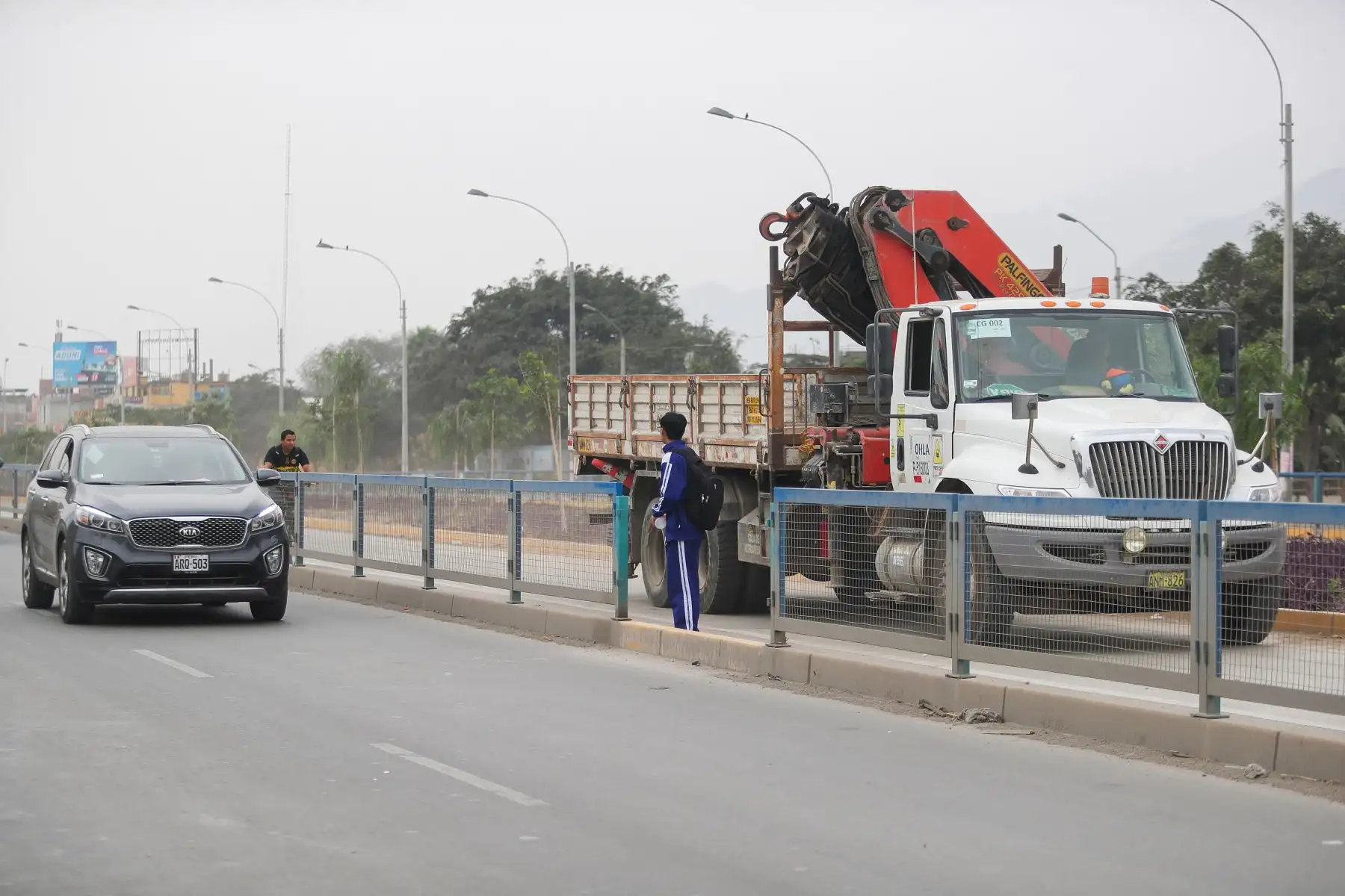 Ampliación del  tramo norte del Metropolitano esta finalizado pero aun no se utiliza, los vecinos usan ese carril para montar bicicletas, pasear, también entran motos  autos y las personas exponen sus vidas al cruzar a través de las rejas  que fueron retiradas a falta de puentes.Foto: ANDINA/Ricardo Cuba