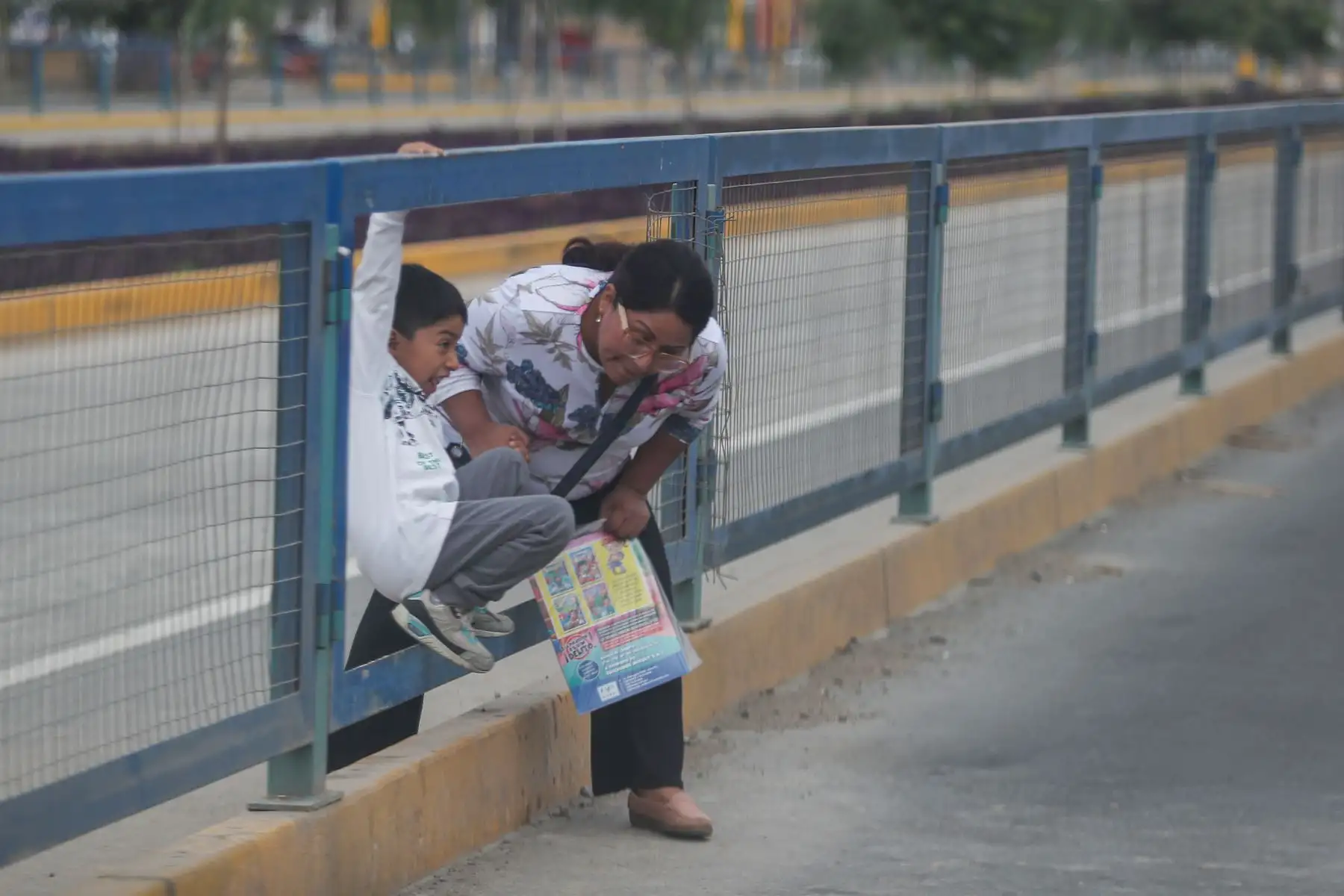 Ampliación del  tramo norte del Metropolitano esta finalizado pero aun no se utiliza, los vecinos usan ese carril para montar bicicletas, pasear, también entran motos  autos y las personas exponen sus vidas al cruzar a través de las rejas  que fueron retiradas a falta de puentes.Foto: ANDINA/Ricardo Cuba