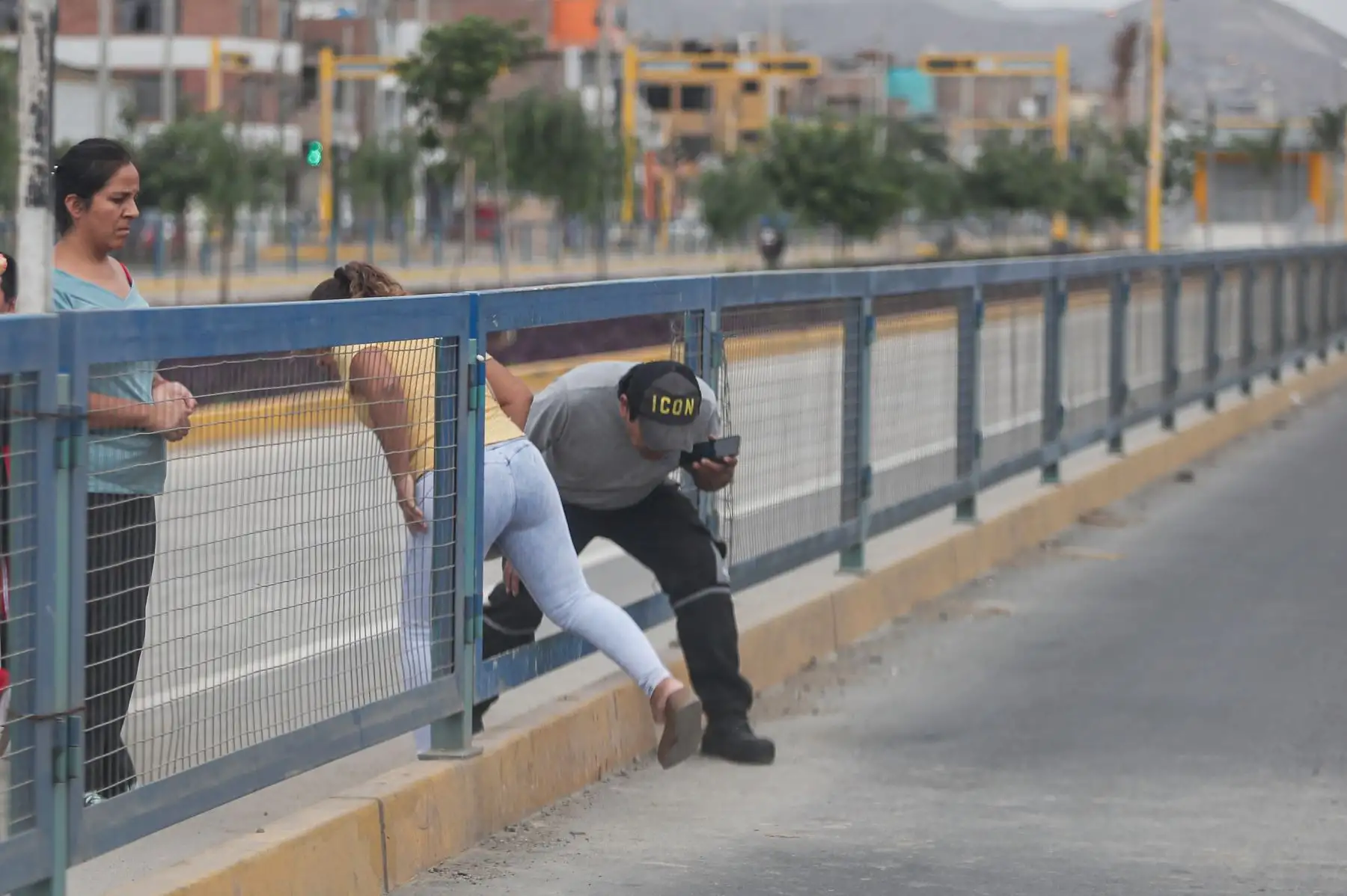 Ampliación del  tramo norte del Metropolitano esta finalizado pero aun no se utiliza, los vecinos usan ese carril para montar bicicletas, pasear, también entran motos  autos y las personas exponen sus vidas al cruzar a través de las rejas  que fueron retiradas a falta de puentes.
Foto: ANDINA/Ricardo Cuba