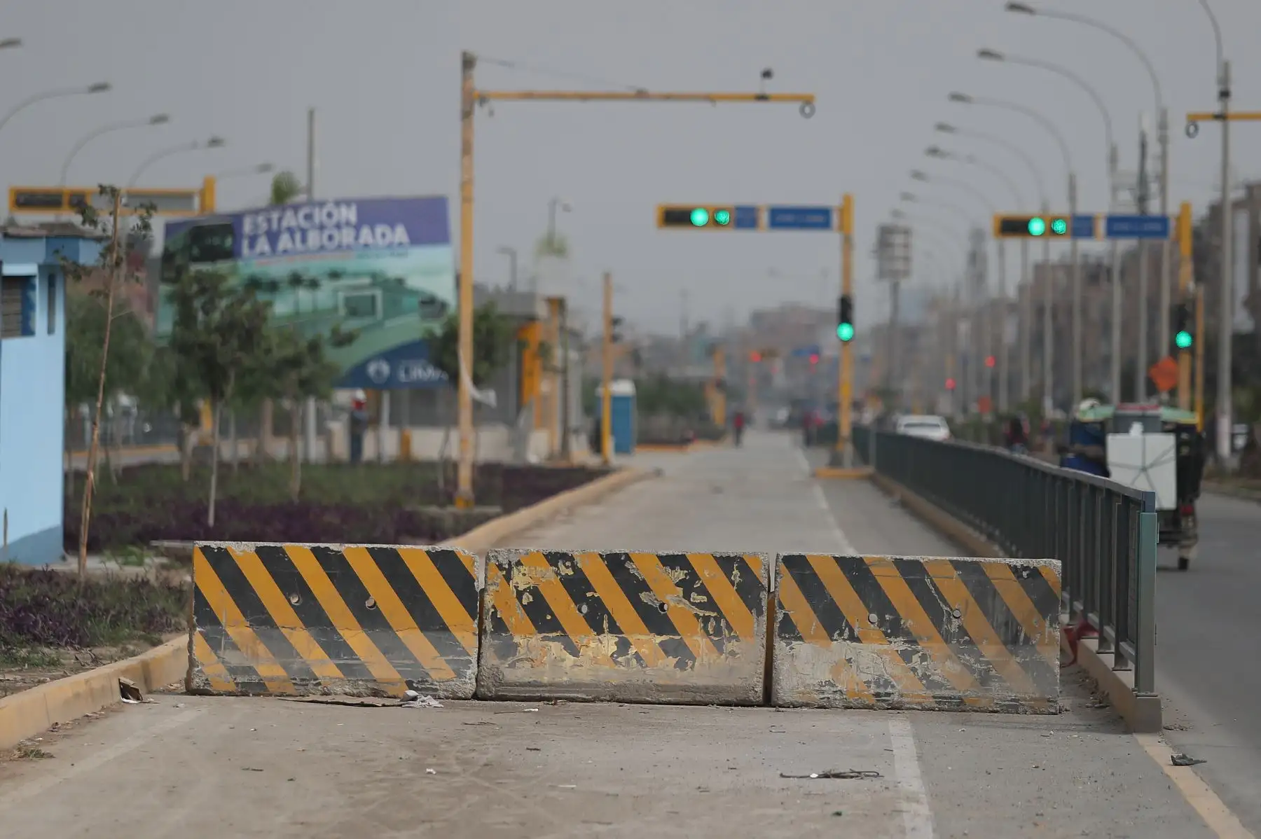 Ampliación del  tramo norte del Metropolitano esta finalizado pero aun no se utiliza, los vecinos usan ese carril para montar bicicletas, pasear, también entran motos  autos y las personas exponen sus vidas al cruzar a través de las rejas  que fueron retiradas a falta de puentes.
Foto: ANDINA/Ricardo Cuba