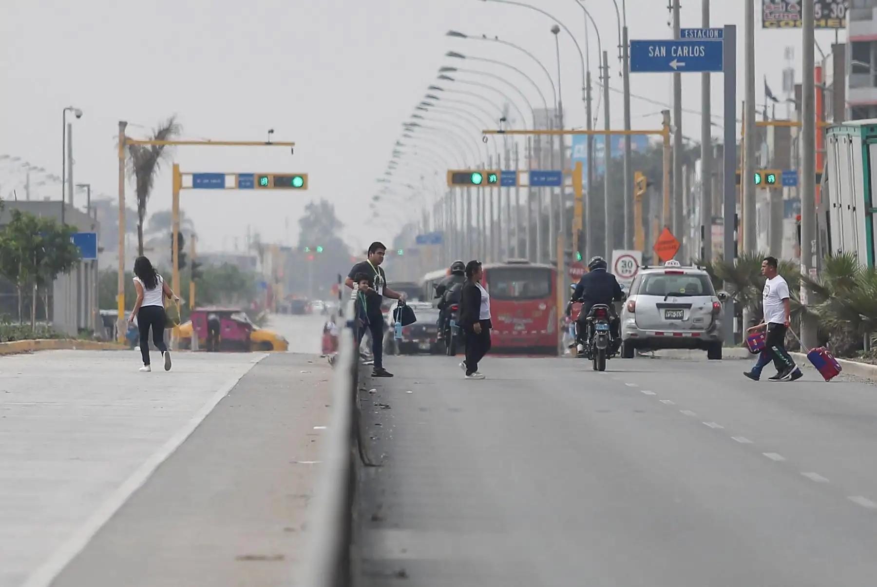 Ampliación del  tramo norte del Metropolitano esta finalizado pero aun no se utiliza, los vecinos usan ese carril para montar bicicletas, pasear, también entran motos  autos y las personas exponen sus vidas al cruzar a través de las rejas  que fueron retiradas a falta de puentes.
Foto: ANDINA/Ricardo Cuba