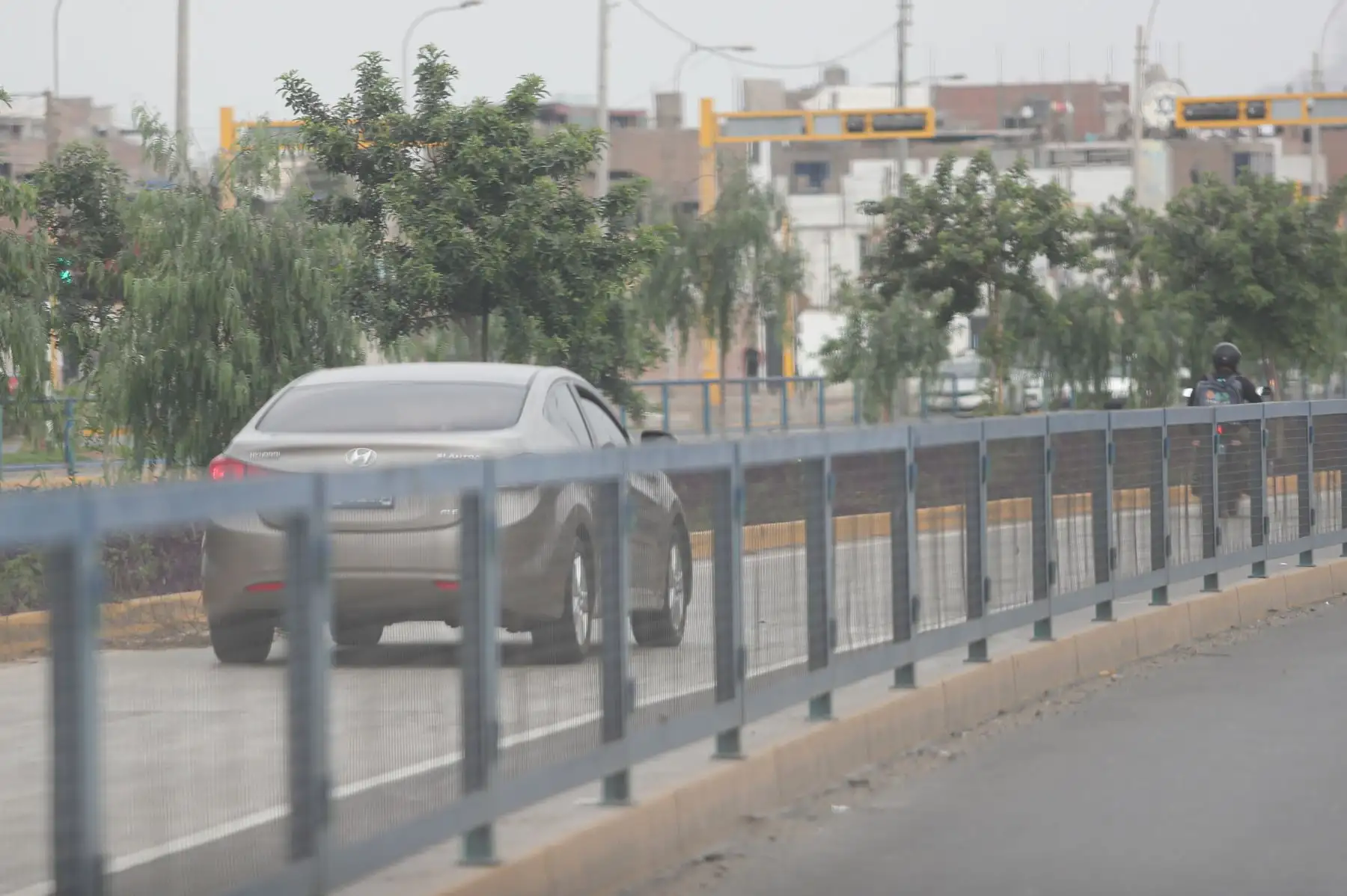 Ampliación del  tramo norte del Metropolitano esta finalizado pero aun no se utiliza, los vecinos usan ese carril para montar bicicletas, pasear, también entran motos  autos y las personas exponen sus vidas al cruzar a través de las rejas  que fueron retiradas a falta de puentes.
Foto: ANDINA/Ricardo Cuba