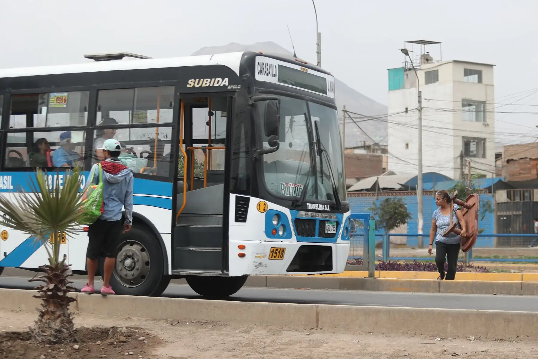 Ampliación del  tramo norte del Metropolitano esta finalizado pero aun no se utiliza, los vecinos usan ese carril para montar bicicletas, pasear, también entran motos  autos y las personas exponen sus vidas al cruzar a través de las rejas  que fueron retiradas a falta de puentes.
Foto: ANDINA/Ricardo Cuba