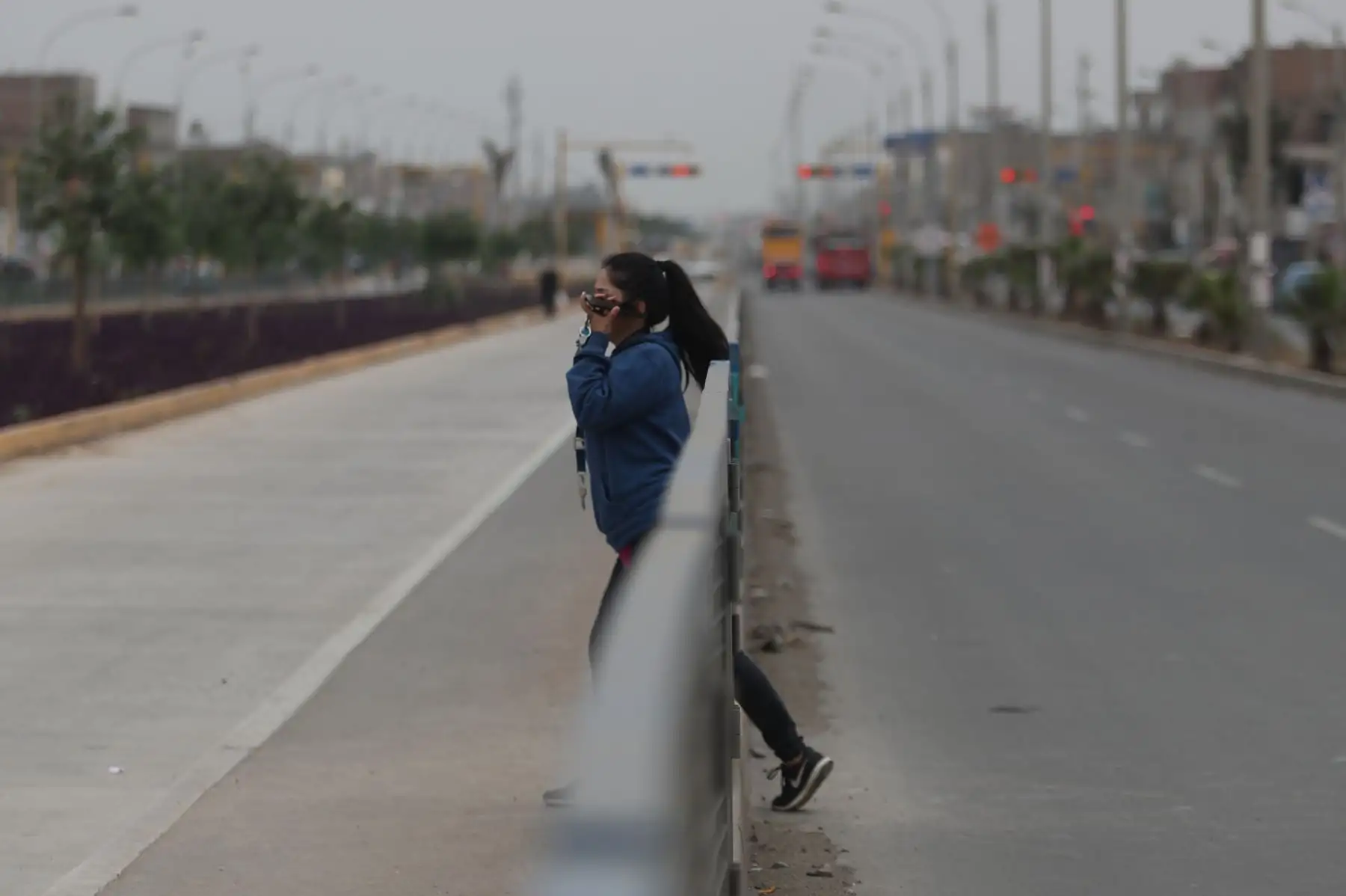 Ampliación del  tramo norte del Metropolitano esta finalizado pero aun no se utiliza, los vecinos usan ese carril para montar bicicletas, pasear, también entran motos  autos y las personas exponen sus vidas al cruzar a través de las rejas  que fueron retiradas a falta de puentes.
Foto: ANDINA/Ricardo Cuba