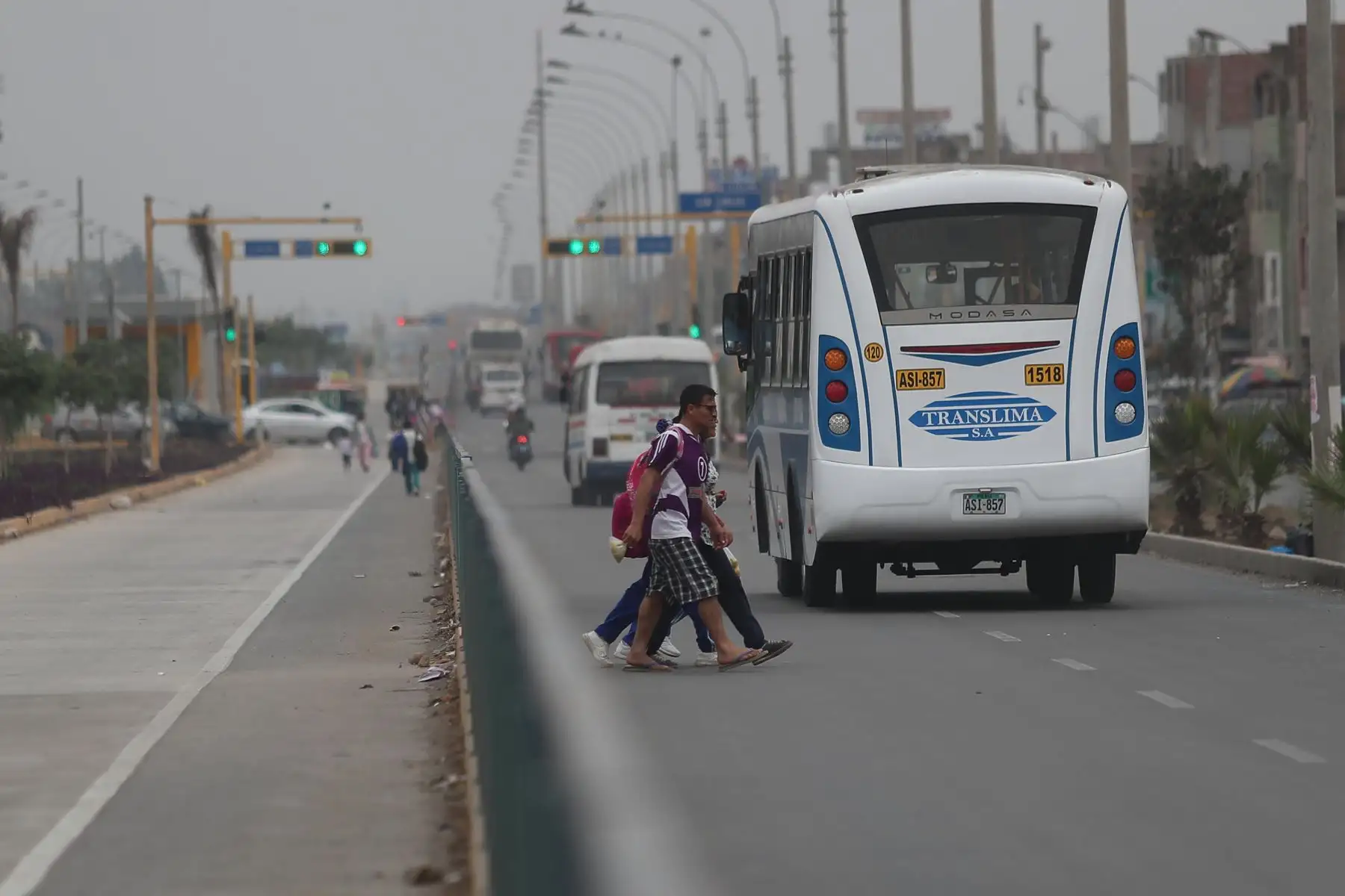 Ampliación del  tramo norte del Metropolitano esta finalizado pero aun no se utiliza, los vecinos usan ese carril para montar bicicletas, pasear, también entran motos  autos y las personas exponen sus vidas al cruzar a través de las rejas  que fueron retiradas a falta de puentes.
Foto: ANDINA/Ricardo Cuba