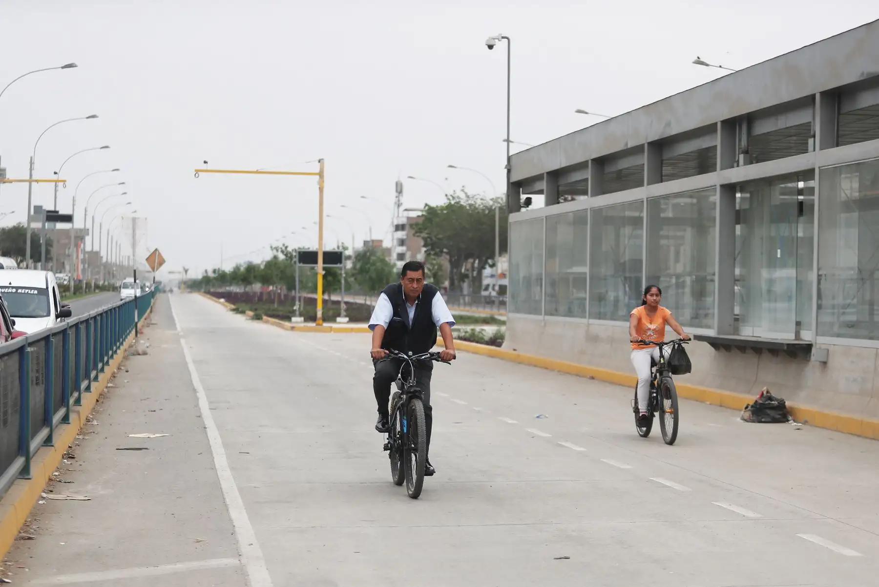 Ampliación del  tramo norte del Metropolitano esta finalizado pero aun no se utiliza, los vecinos usan ese carril para montar bicicletas, pasear, también entran motos  autos y las personas exponen sus vidas al cruzar a través de las rejas  que fueron retiradas a falta de puentes.
Foto: ANDINA/Ricardo Cuba