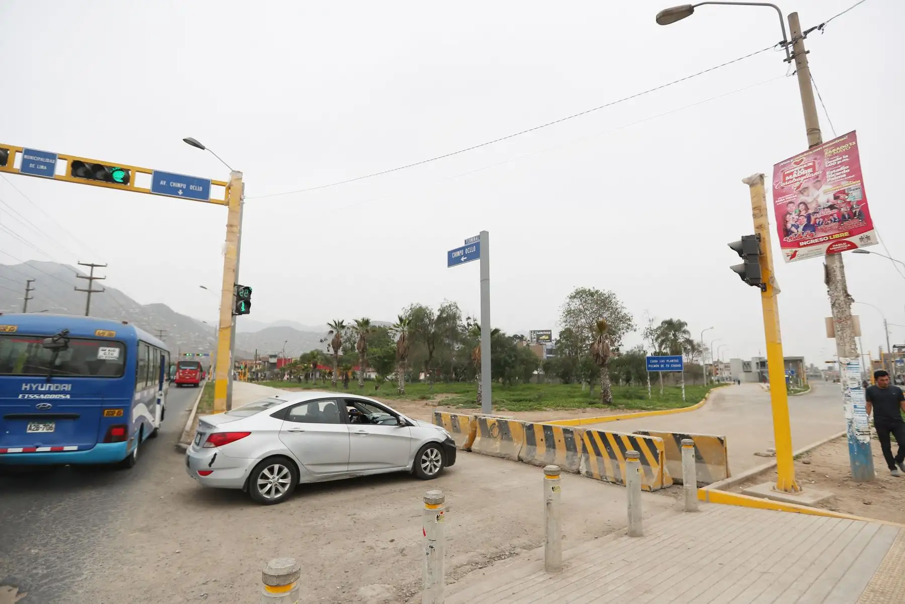 Ampliación del  tramo norte del Metropolitano esta finalizado pero aun no se utiliza, los vecinos usan ese carril para montar bicicletas, pasear, también entran motos  autos y las personas exponen sus vidas al cruzar a través de las rejas  que fueron retiradas a falta de puentes.
Foto: ANDINA/Ricardo Cuba