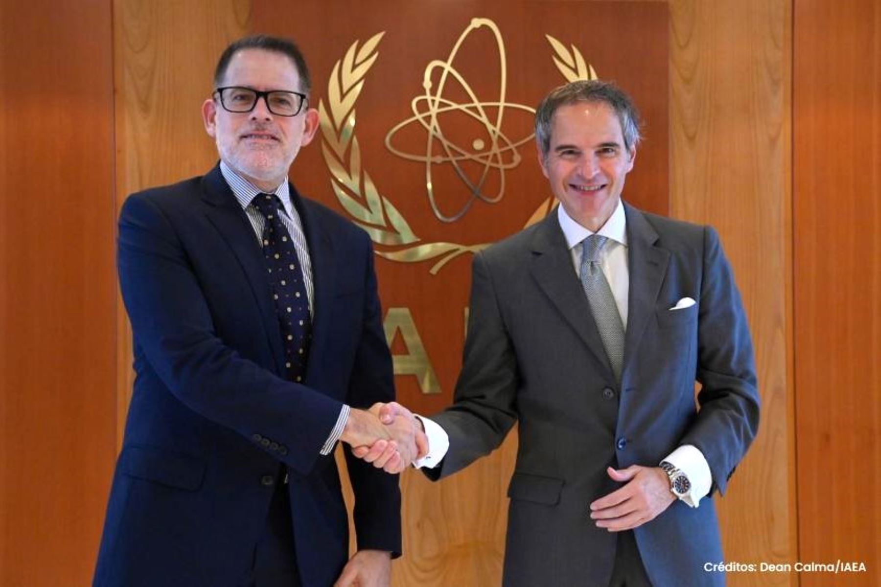El director del OIEA, Rafael Grossi, junto al embajador peruano Ignacio Higueras, en foto de archivo.