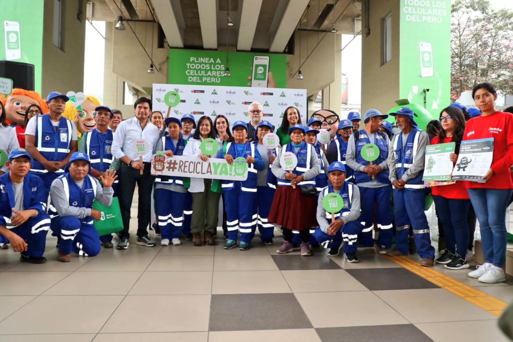 La ministra Albina Ruiz estuvo esta mañana en el distrito de San Juan de Lurigancho, donde participó en la colocación de 7 puntos de reciclaje de botellas de plástico PET, en la estación Los Jardines de la Línea 1 del Metro de Lima. Foto: Twitter