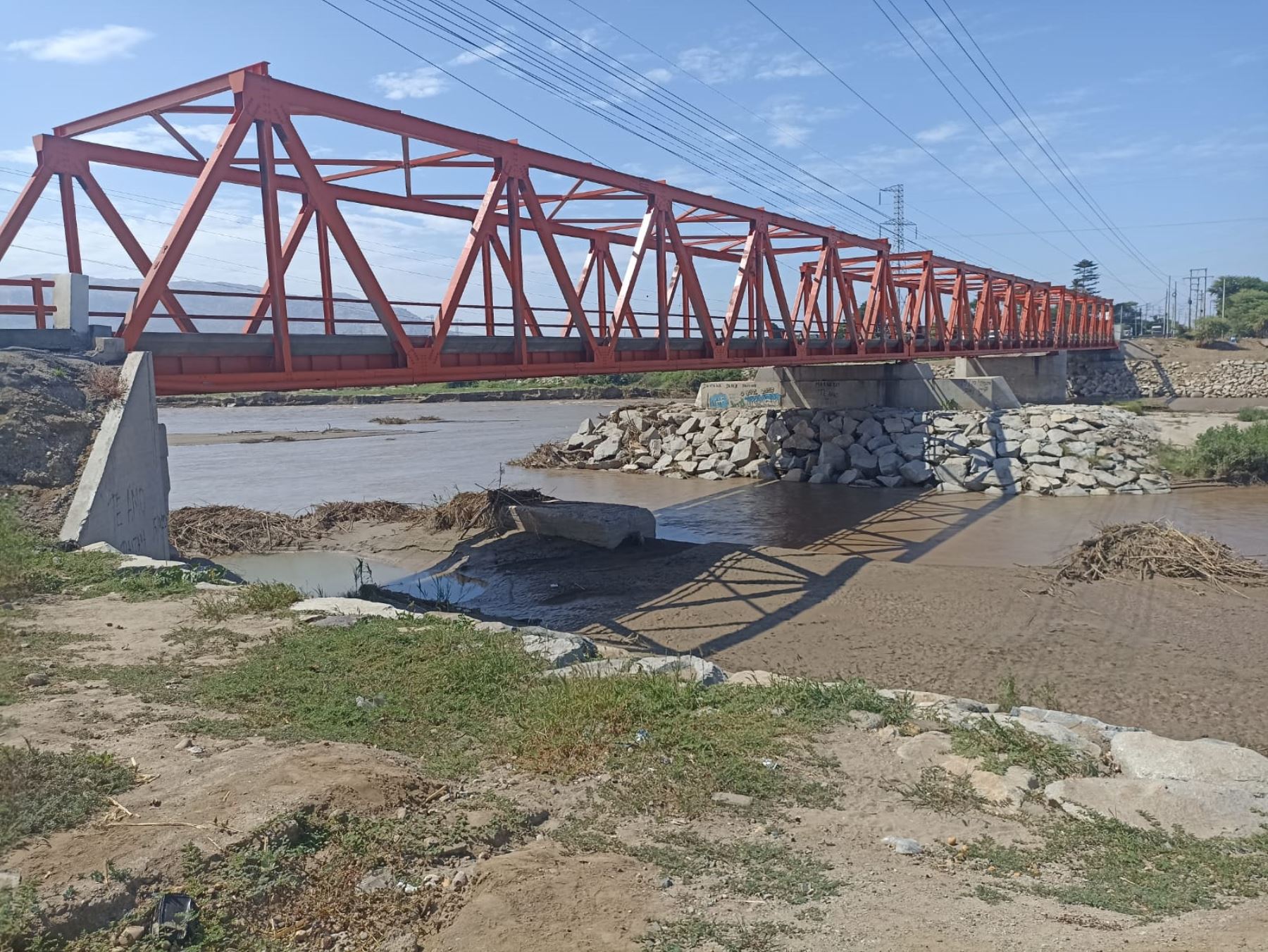 La Contraloría advierte riesgos de seguridad por trabajos mal ejecutados en el puente Reque, importante vía que comunica a Chiclayo, Lambayeque, con el resto del país. ANDINA/Difusión