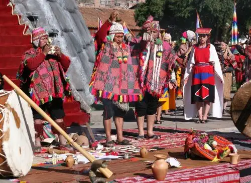 Con una ofrenda a la pachamama oficiada esta mañana por sacerdotes andinos en la plaza de Armas, Cusco comenzó las celebraciones por su mes jubilar. ANDINA/Percy Hurtado Santillán