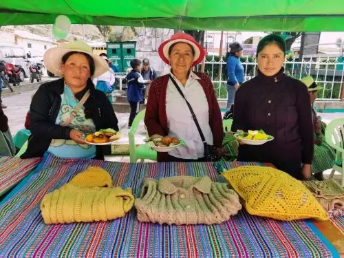 Madres de familia del programa Juntos en la región Junín elaboran platos a base de quinua y cuy para asegurar una alimentación saludable a sus hijos. Foto: Pedro Tinoco