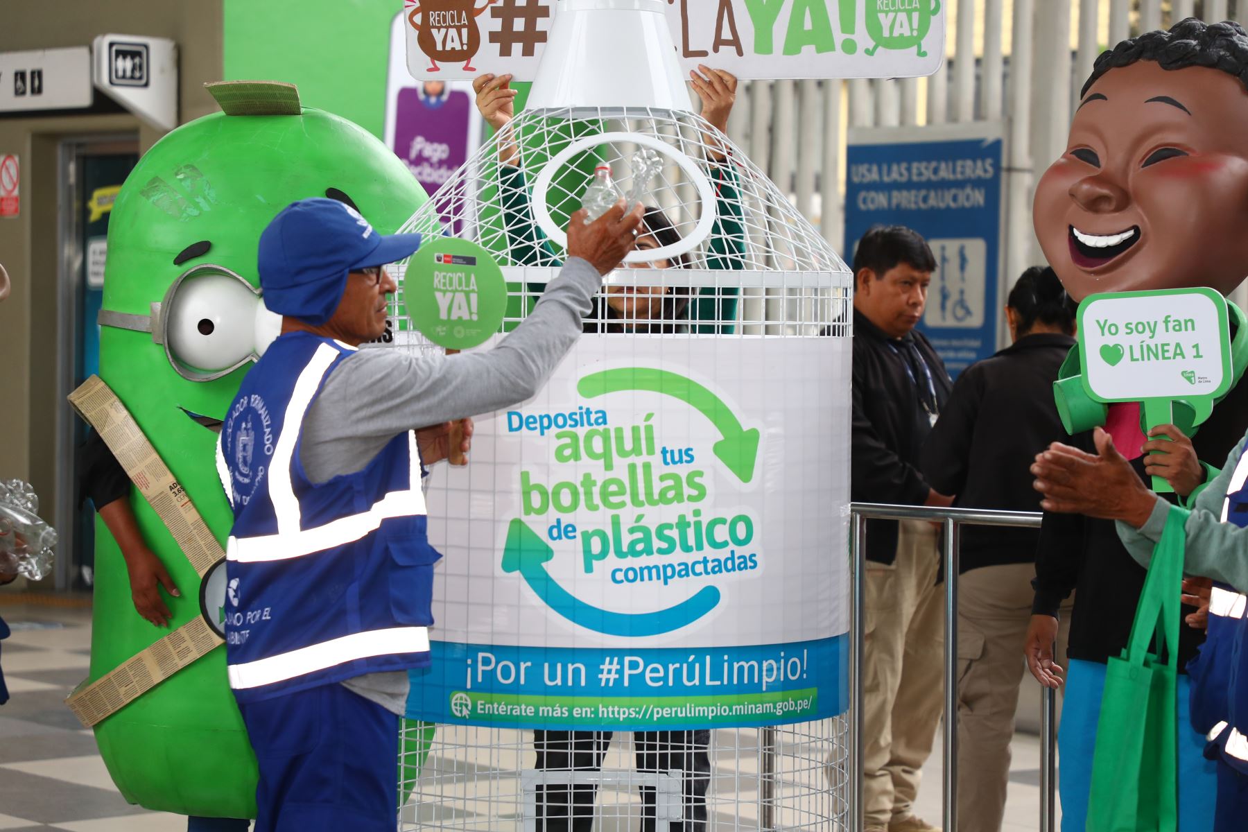 En el marco del día nacional de reciclador a través de la colocación de 7 puntos de reciclaje de PET en el distrito de San Juan de Lurigancho, el MINAM incentiva y fortalece  la cultura de segregación de los residuos sólidos en la ciudadanía, y reconoce la labor de los "Guardianes de nuestra Madre Tierra", recicladores y recicladoras agentes de transformación que nos enseñan sobre la importancia de reducir, reutilizar y reciclar en nuestra vida cotidiana.
Foto: ANDINA/MINAM