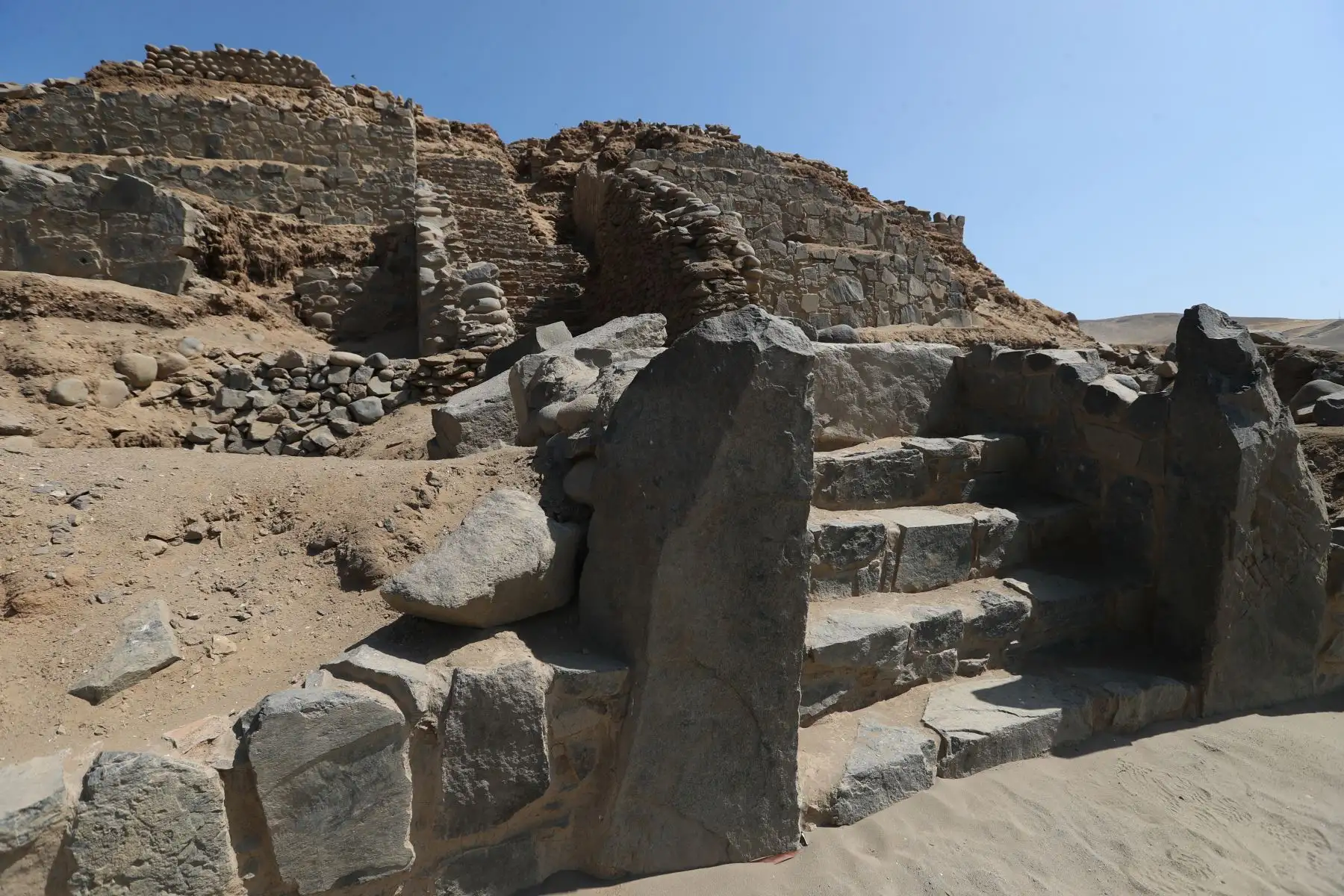El Complejo Arqueológico Áspero está conformado por edificios públicos monumentales con fines administrativos, religiosos y astronómicos, así como extensos conjuntos residenciales. Foto: ANDINA/Daniel Bracamonte