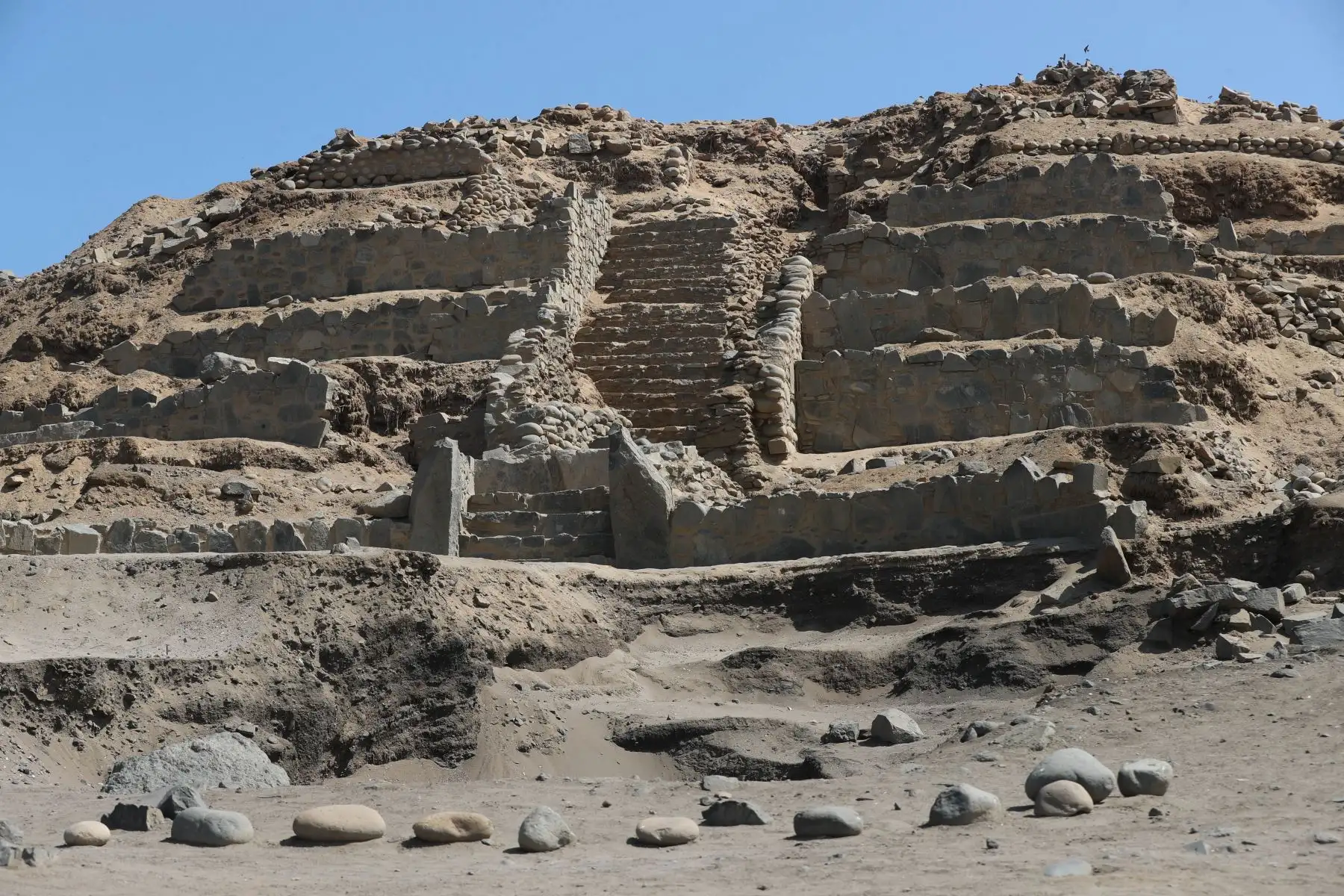 El Complejo Arqueológico Áspero está conformado por edificios públicos monumentales con fines administrativos, religiosos y astronómicos, así como extensos conjuntos residenciales. Foto: ANDINA/Daniel Bracamonte