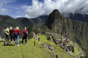 Cusco - 15 febrero 2023 / Turistas visitan las antiguas ruinas incas de Machu Picchu en el valle del Urubamba. Foto: AFP