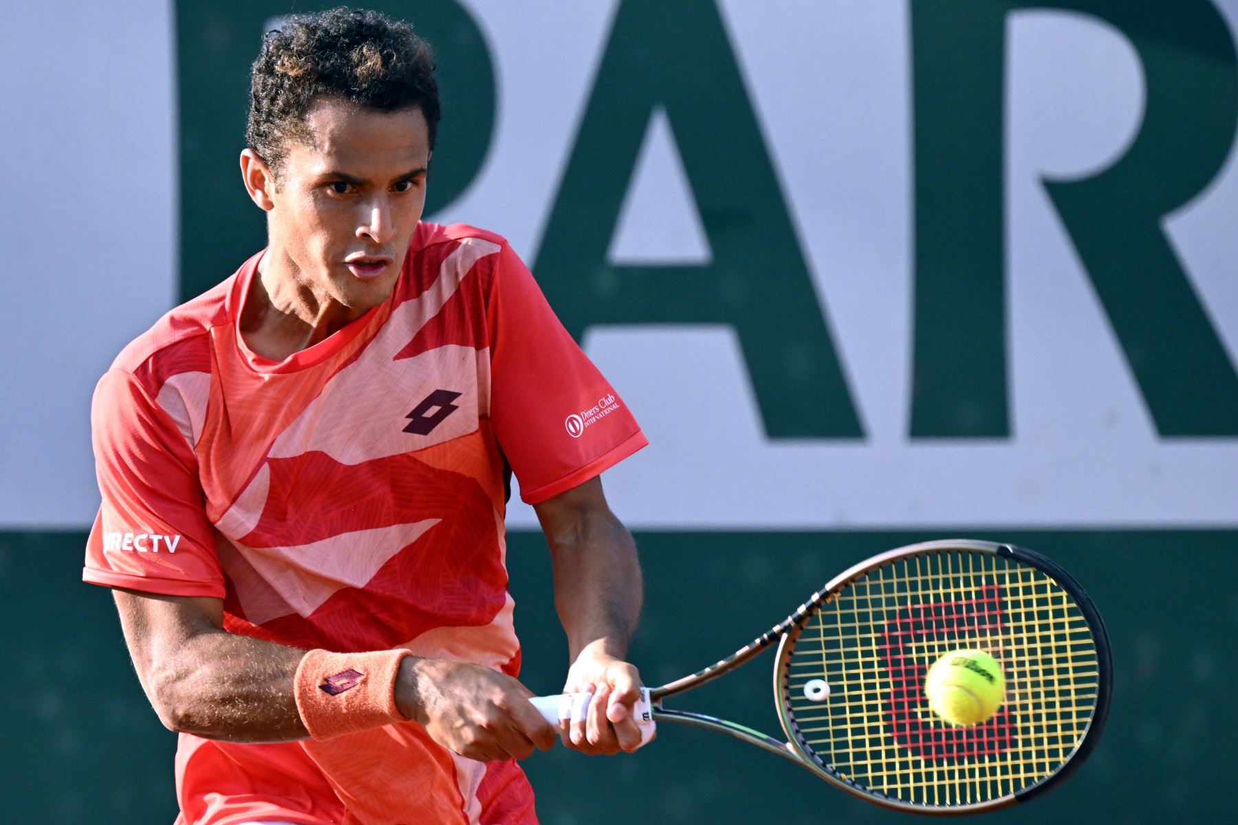 Tenista peruano Juan Pablo Varillas compite en el Roland Garros, París. Foto: EFE