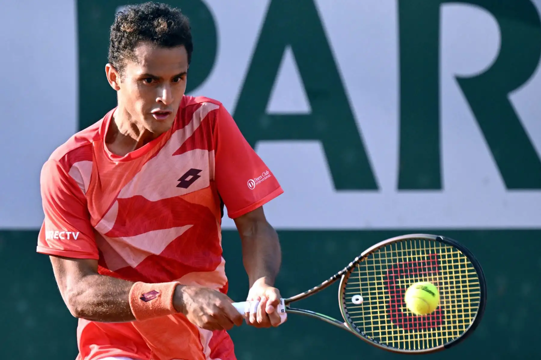 Juan Pablo Varillas de Perú juega contra Hubert Hurkacz de Polonia en su partido de tercera ronda de individuales masculinos durante el torneo de tenis Grand Slam del Abierto de Francia en Roland Garros en París, Francia. Foto: EFE