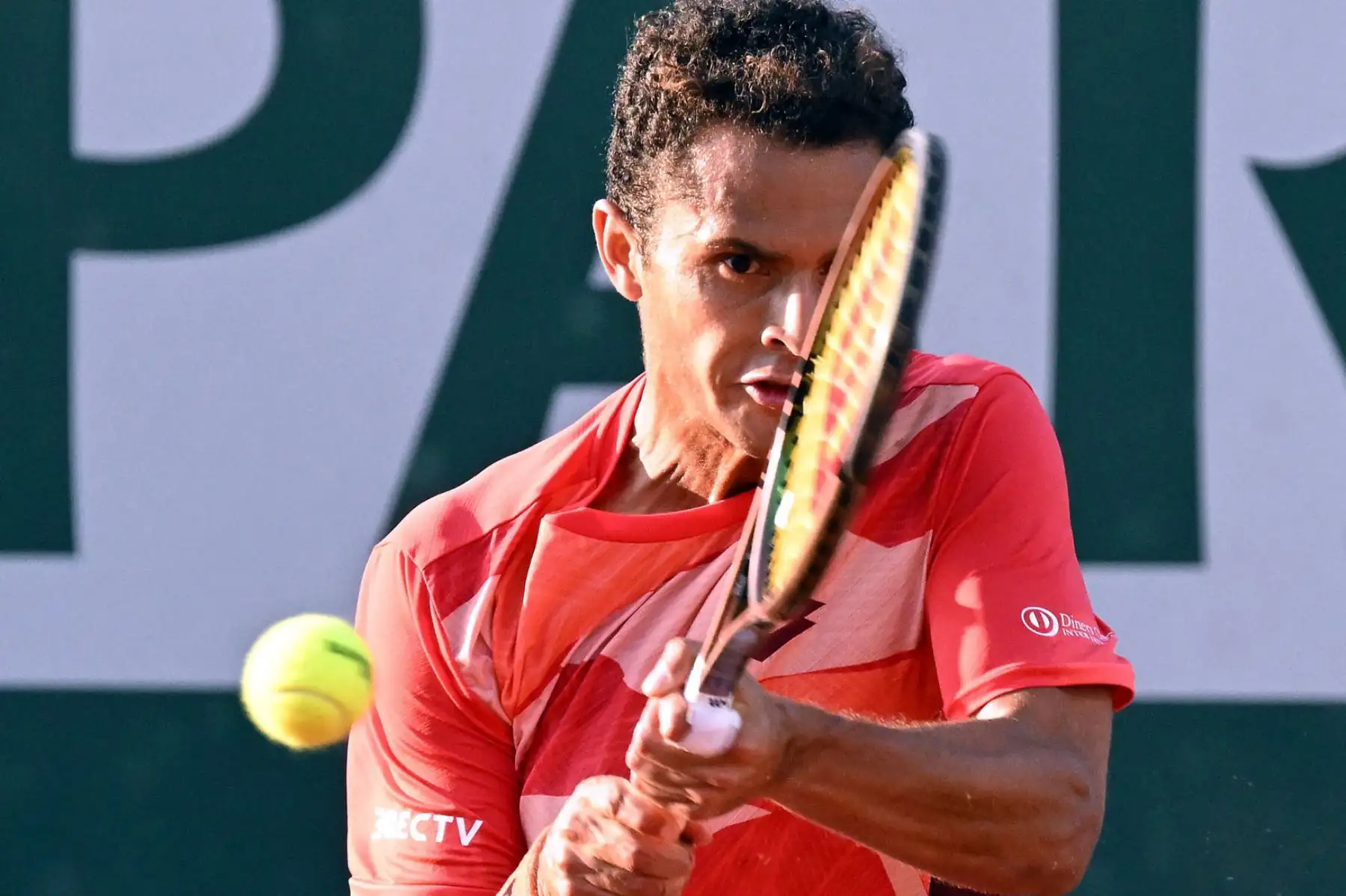 Juan Pablo Varillas de Perú juega contra Hubert Hurkacz de Polonia en su partido de tercera ronda de individuales masculinos durante el torneo de tenis Grand Slam del Abierto de Francia en Roland Garros en París, Francia. Foto: EFE
