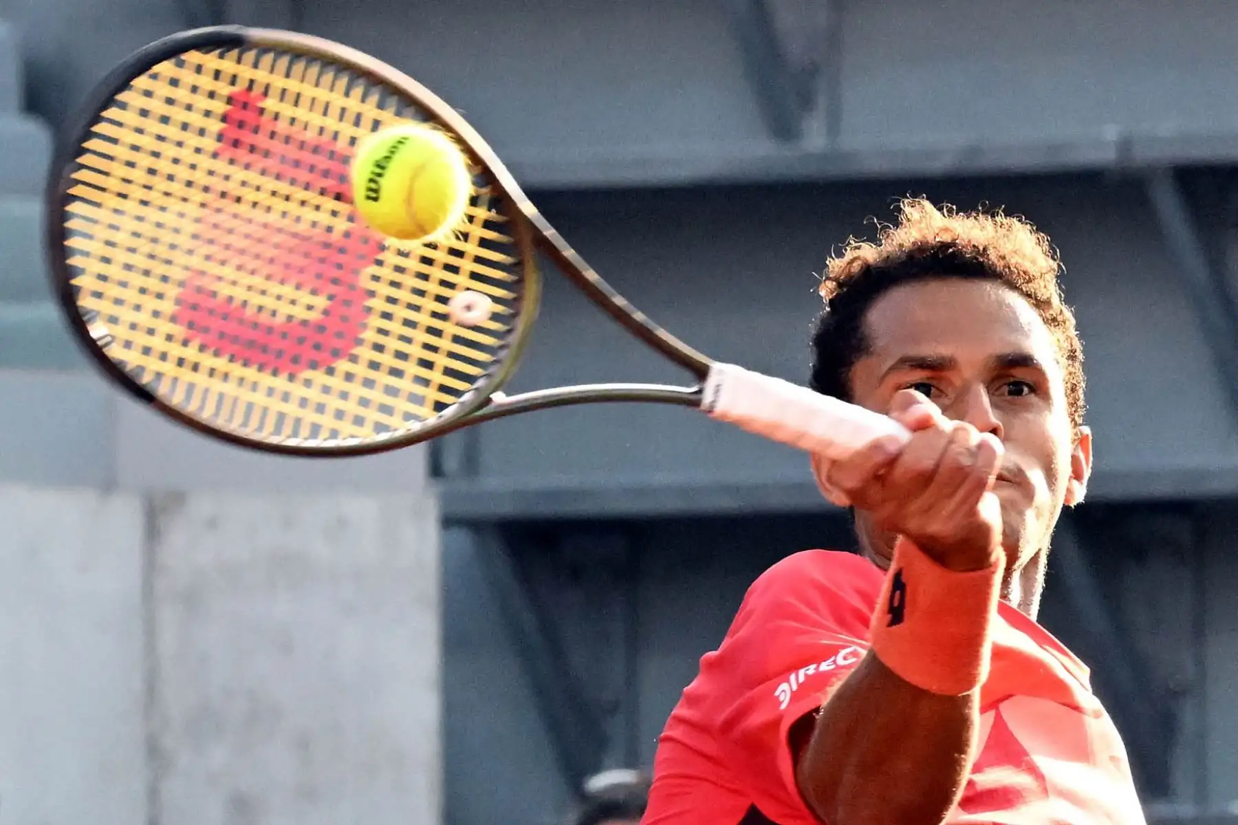 Juan Pablo Varillas de Perú juega contra Hubert Hurkacz de Polonia en su partido de tercera ronda de individuales masculinos durante el torneo de tenis Grand Slam del Abierto de Francia en Roland Garros en París, Francia. Foto: EFE