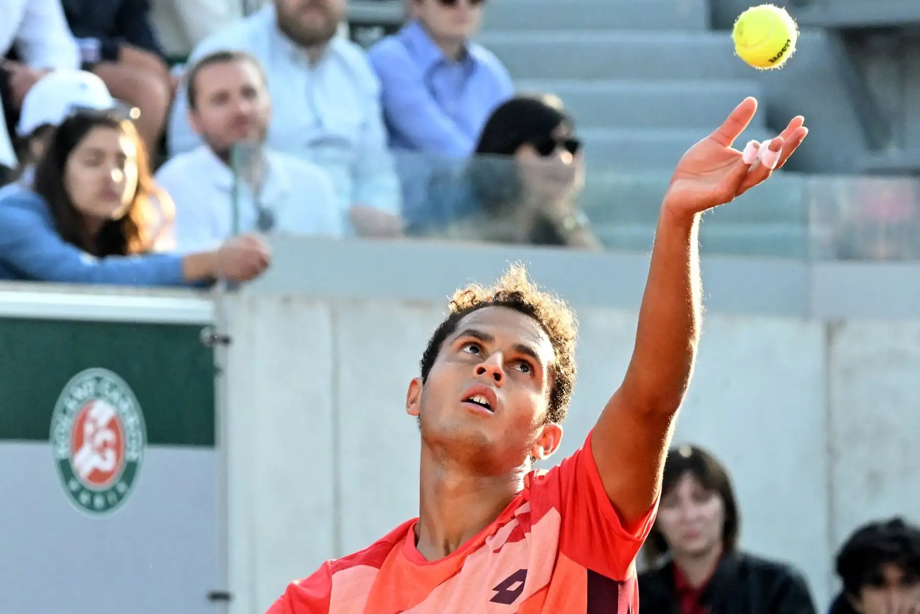 Juan Pablo Varillas de Perú juega contra Hubert Hurkacz de Polonia en su partido de tercera ronda de individuales masculinos durante el torneo de tenis Grand Slam del Abierto de Francia en Roland Garros en París, Francia. Foto: EFE