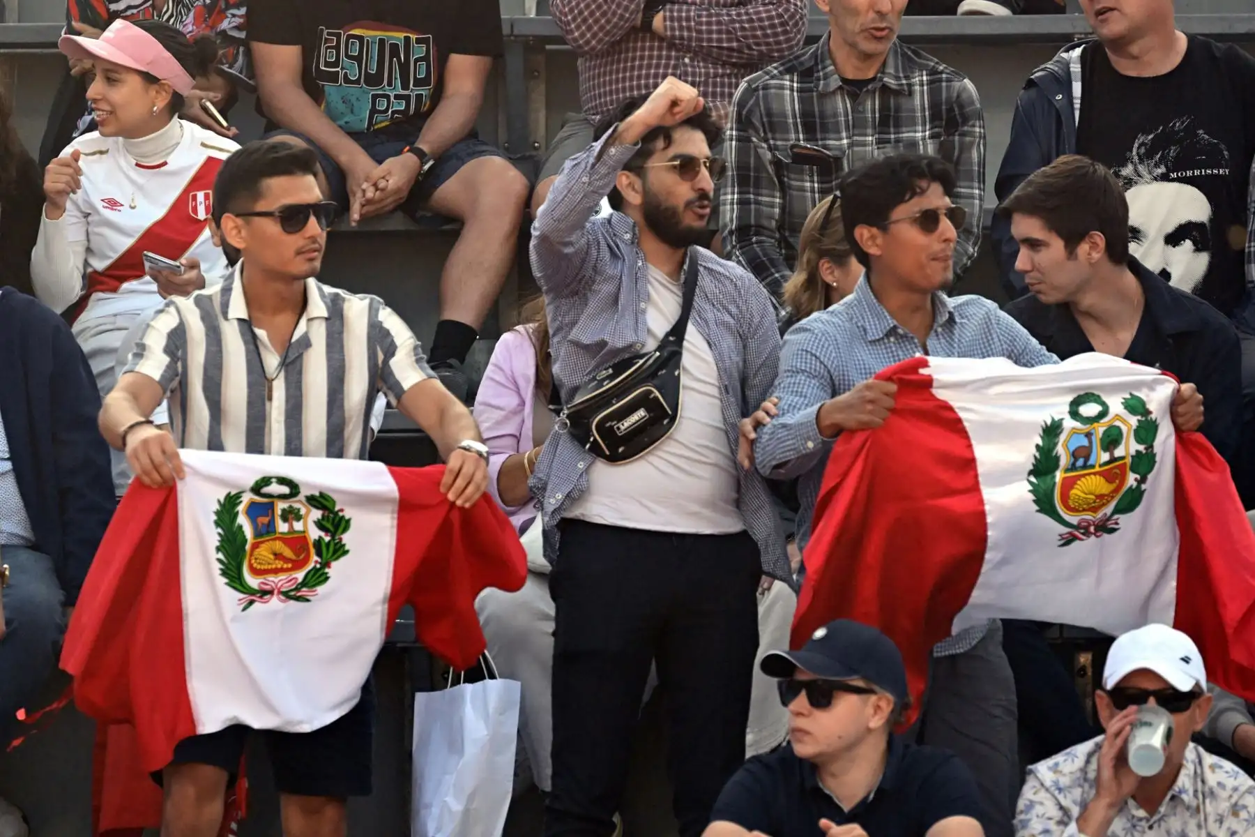 Hinchas peruanos, alientan a Juan Pablo Varillas en el torneo de tenis Grand Slam del Abierto de Francia en Roland Garros en París, Francia. Foto: EFE