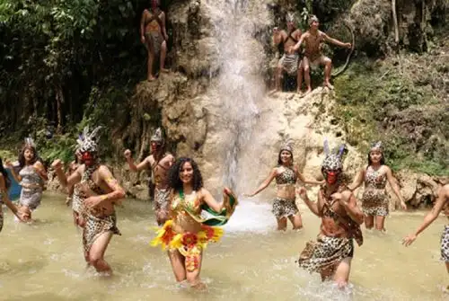 En nuestra Amazonía, la región más vasta y biodiversa del país, la danza cobra una importancia crucial para sostener y fortalecer la identidad cultural de los pueblos que la practican con gran destreza y colorido, sobre todo en celebraciones emblemáticas como la tradicional Fiesta de San Juan.