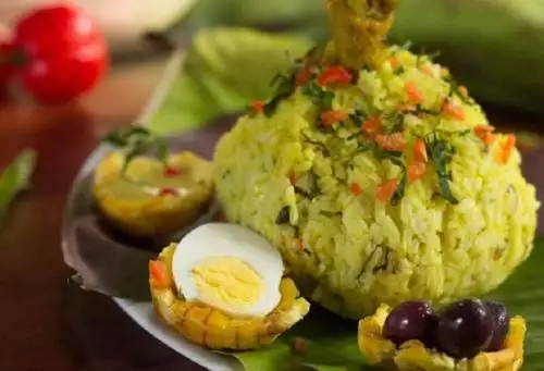 El juane es el embajador de la gastronomía amazónica peruana y se luce en la Fiesta de San Juan. Es un sabroso plato preparado con arroz, huevos cocidos, gallina y especias envueltas y cocidas en una hoja de bijao, la cual simboliza la cabeza de San Juan Bautista.