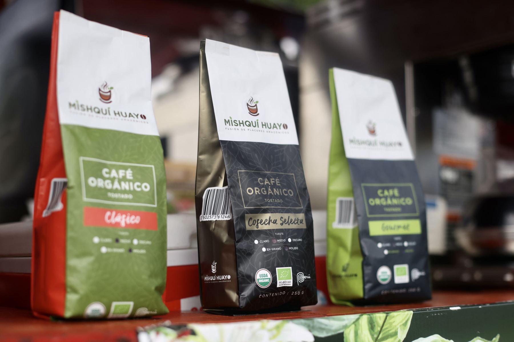 Productos oriundos de Moyobamba como el café se exhiben durante el lanzamiento de Con Punche Regional San Martín, que busca la descentralización, destrabar proyecto y fortalecer la gobernabilidad democrática en la región. Foto: ANDINA/PCM