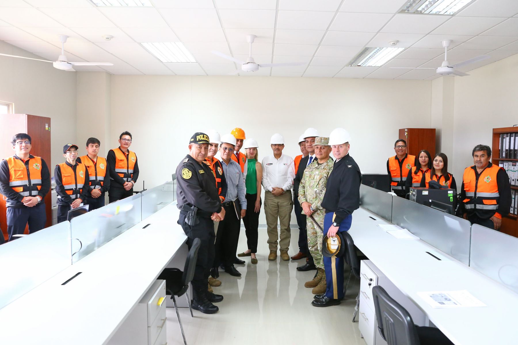 El ministro de Defensa, Jorge Chávez, y la embajadora de EE.UU. en Perú, Lisa Kenna, recorrieron las instalaciones del nuevo Centro de Operaciones de Emergencia Regional COER Amazonas en Chachapoyas, tras su inauguración. Foto: ANDINA/Mindef